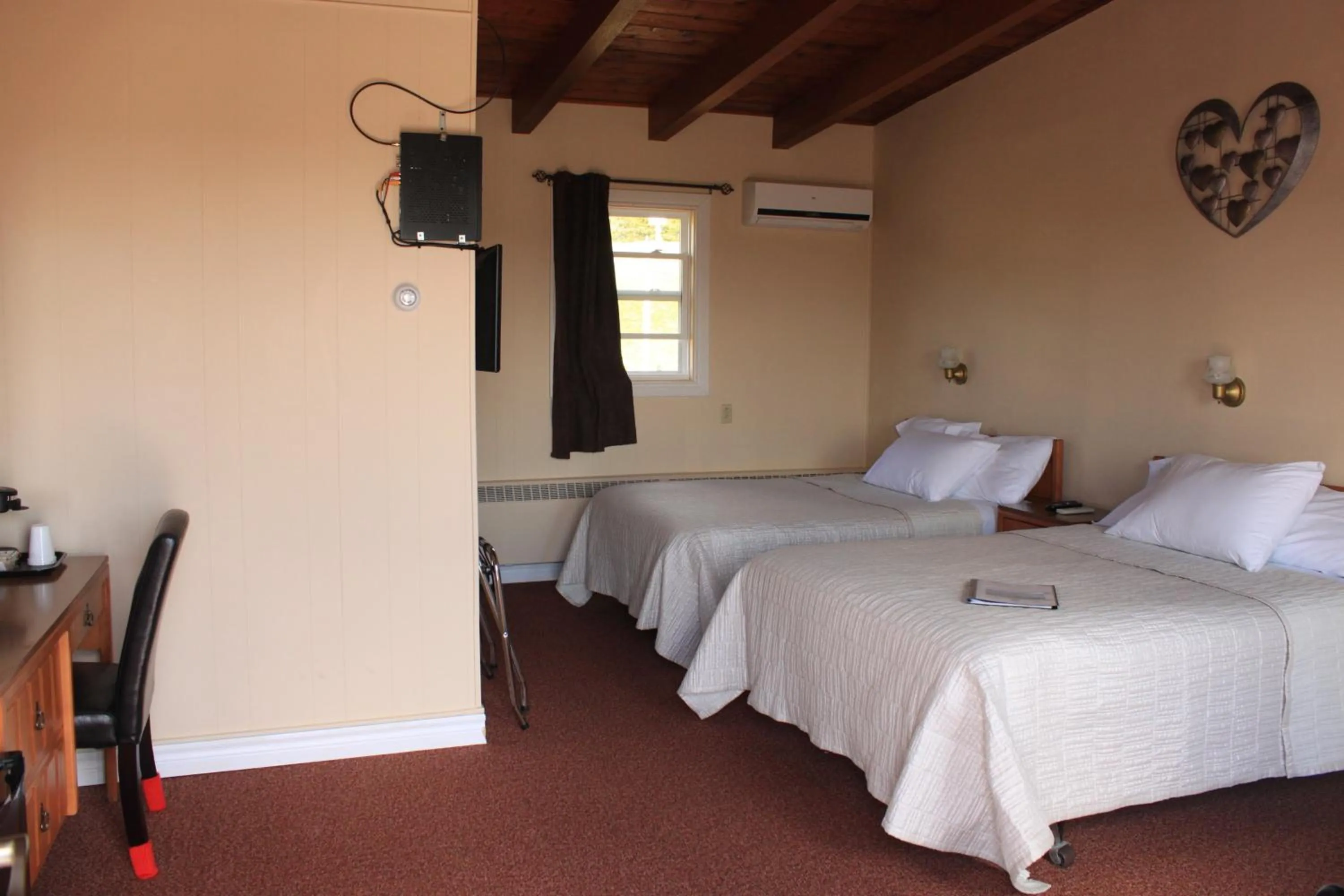 Shower, Bed in Oasis Motel