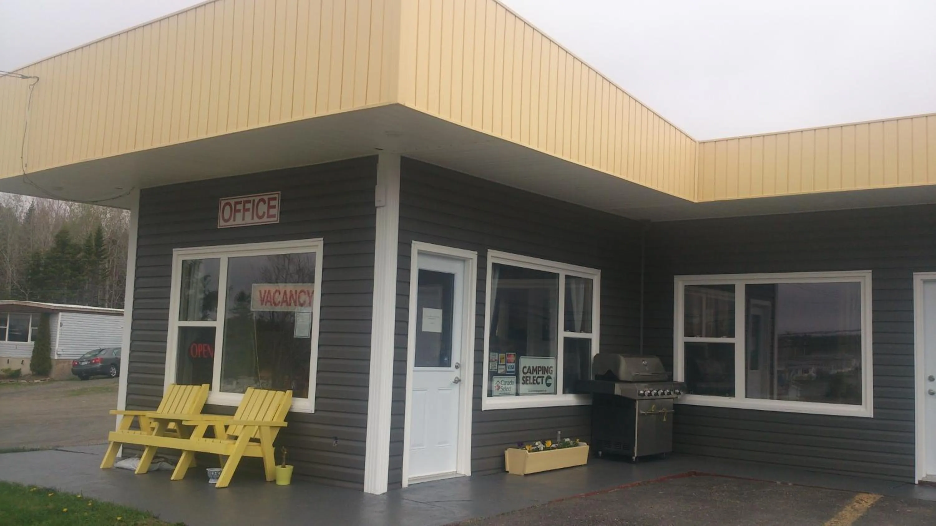 Facade/entrance in Oasis Motel