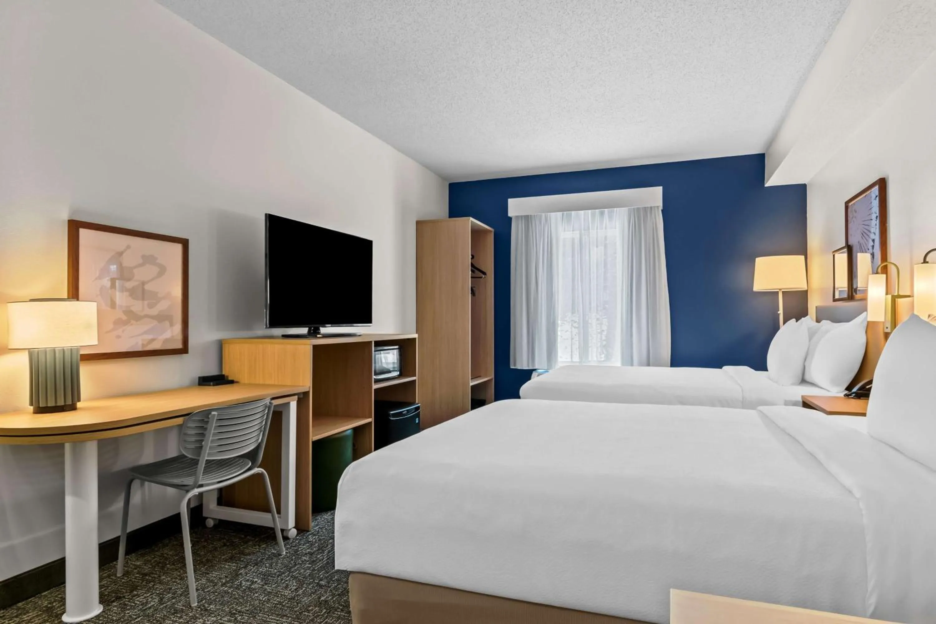 Bedroom, Bed in Spark By Hilton Hershey Near The Park