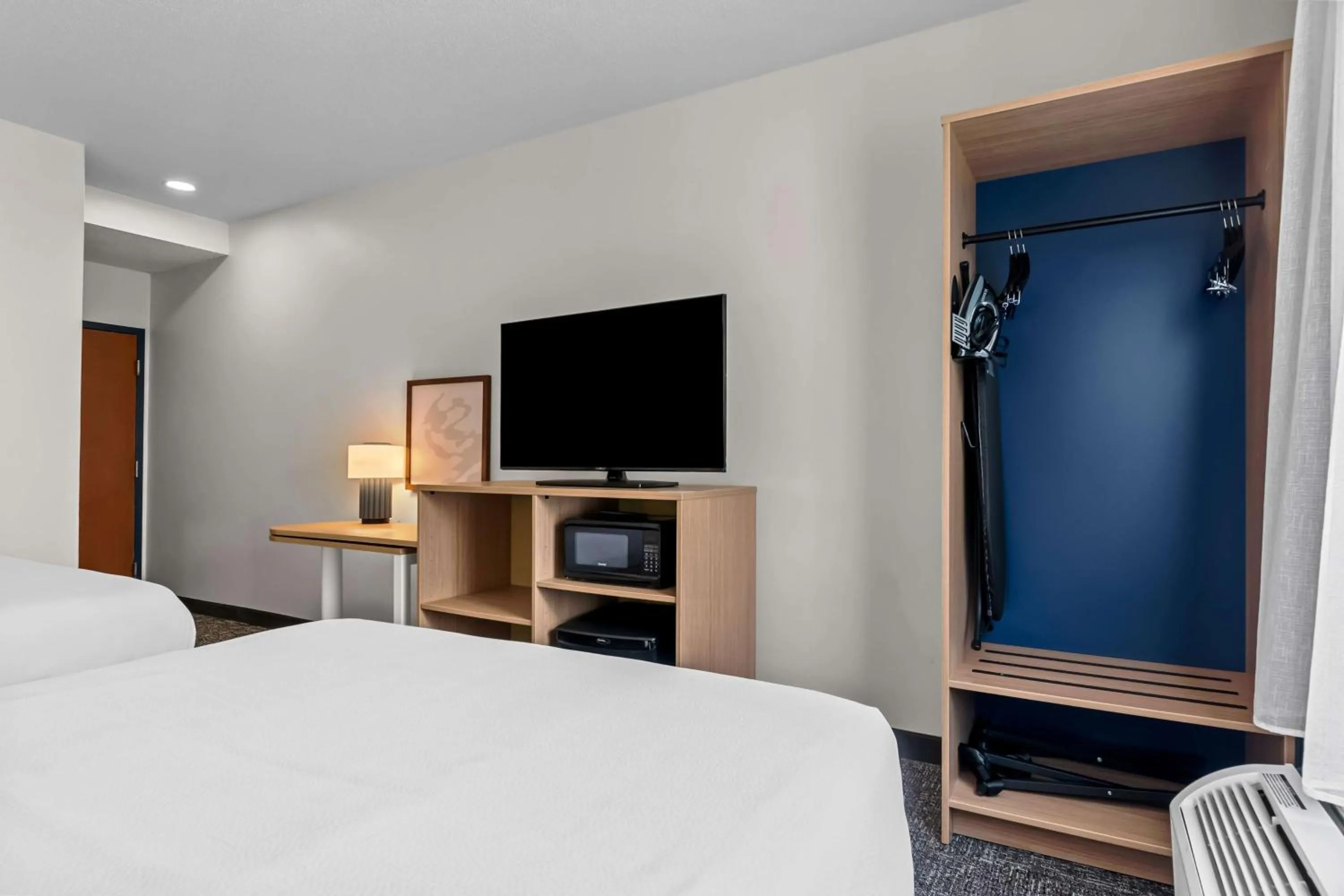 Bed in Spark By Hilton Hershey Near The Park