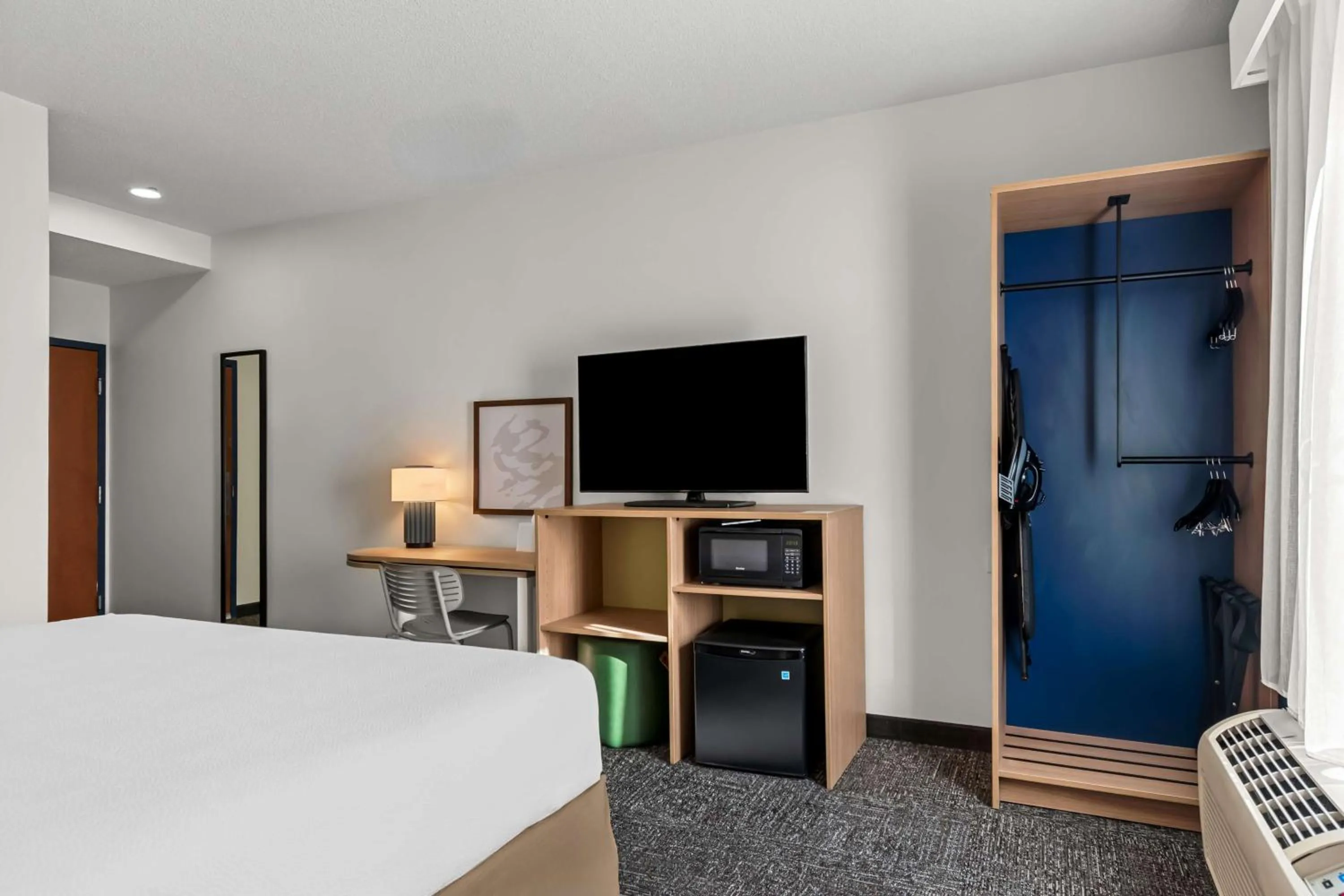 Bedroom, Bed in Spark By Hilton Hershey Near The Park