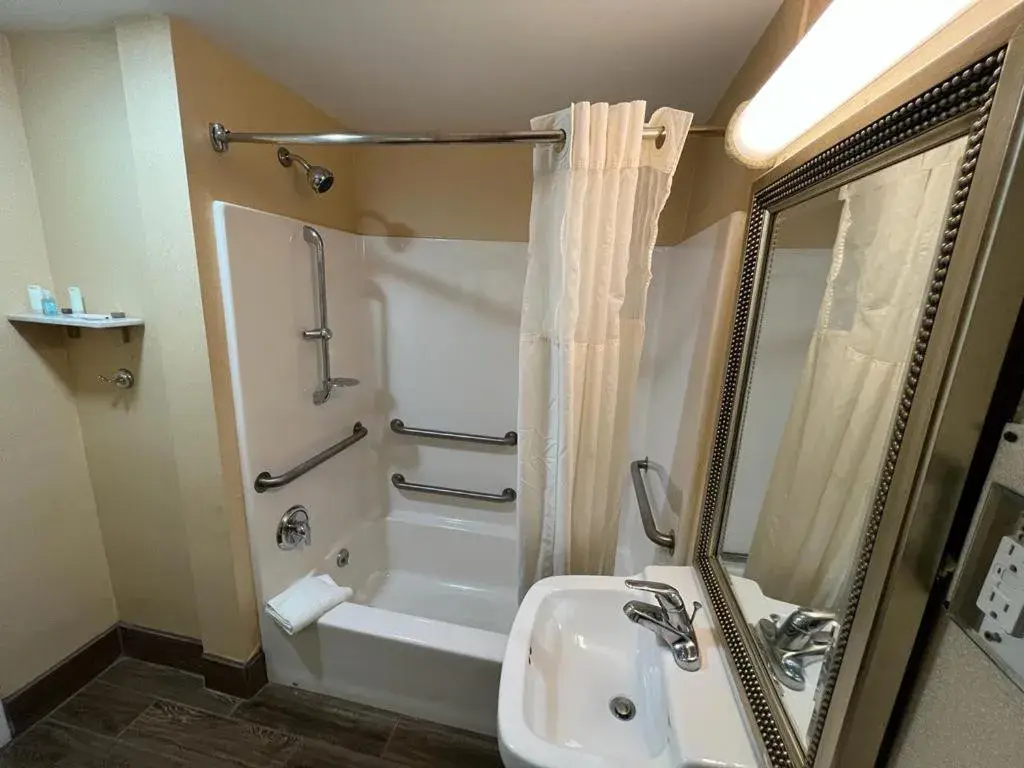 Deluxe King Room in Spark By Hilton Hershey Near The Park Deluxe King Room in Spark By Hilton Hershey Near The Park