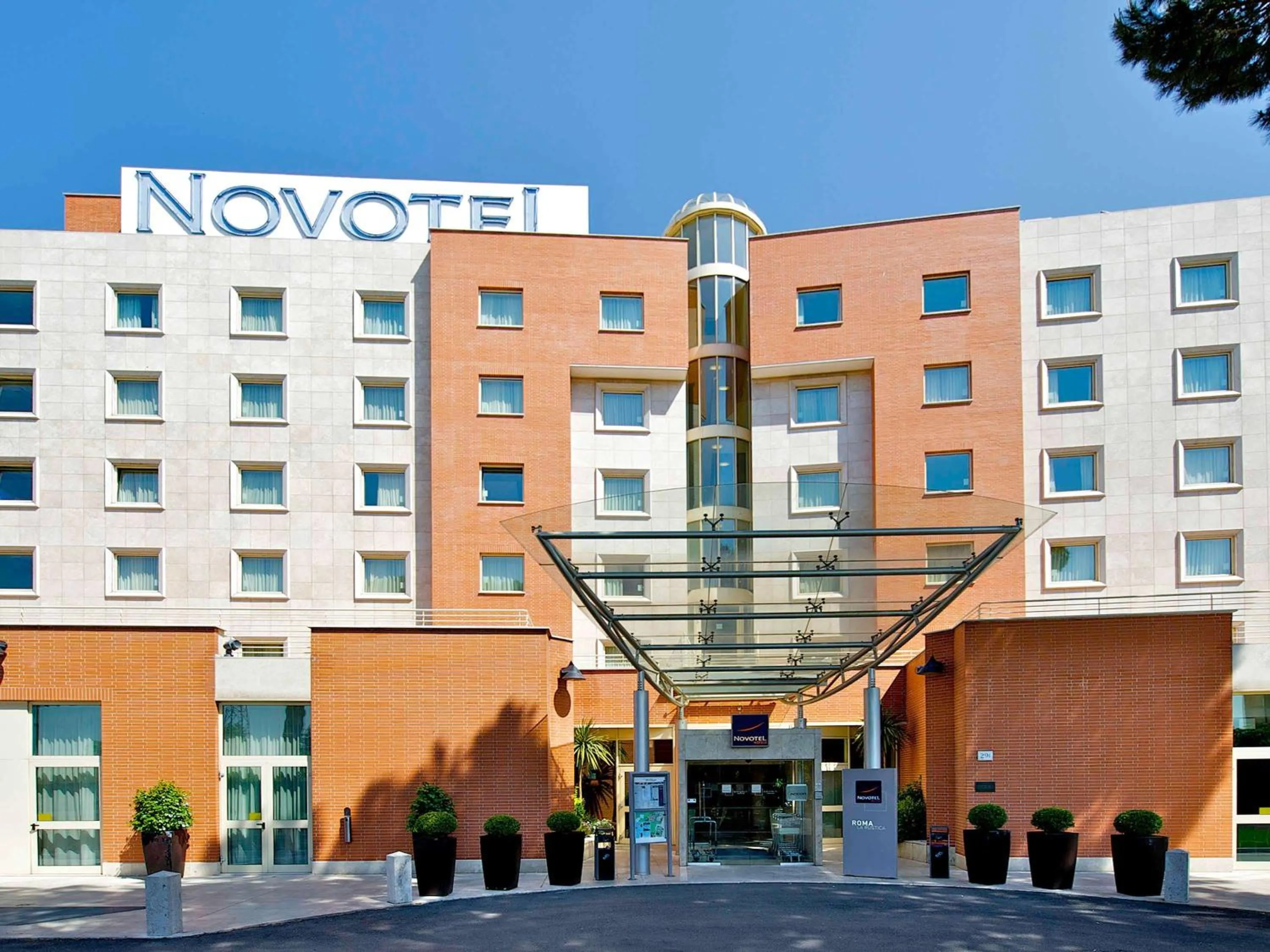 Property building in Novotel Roma Est