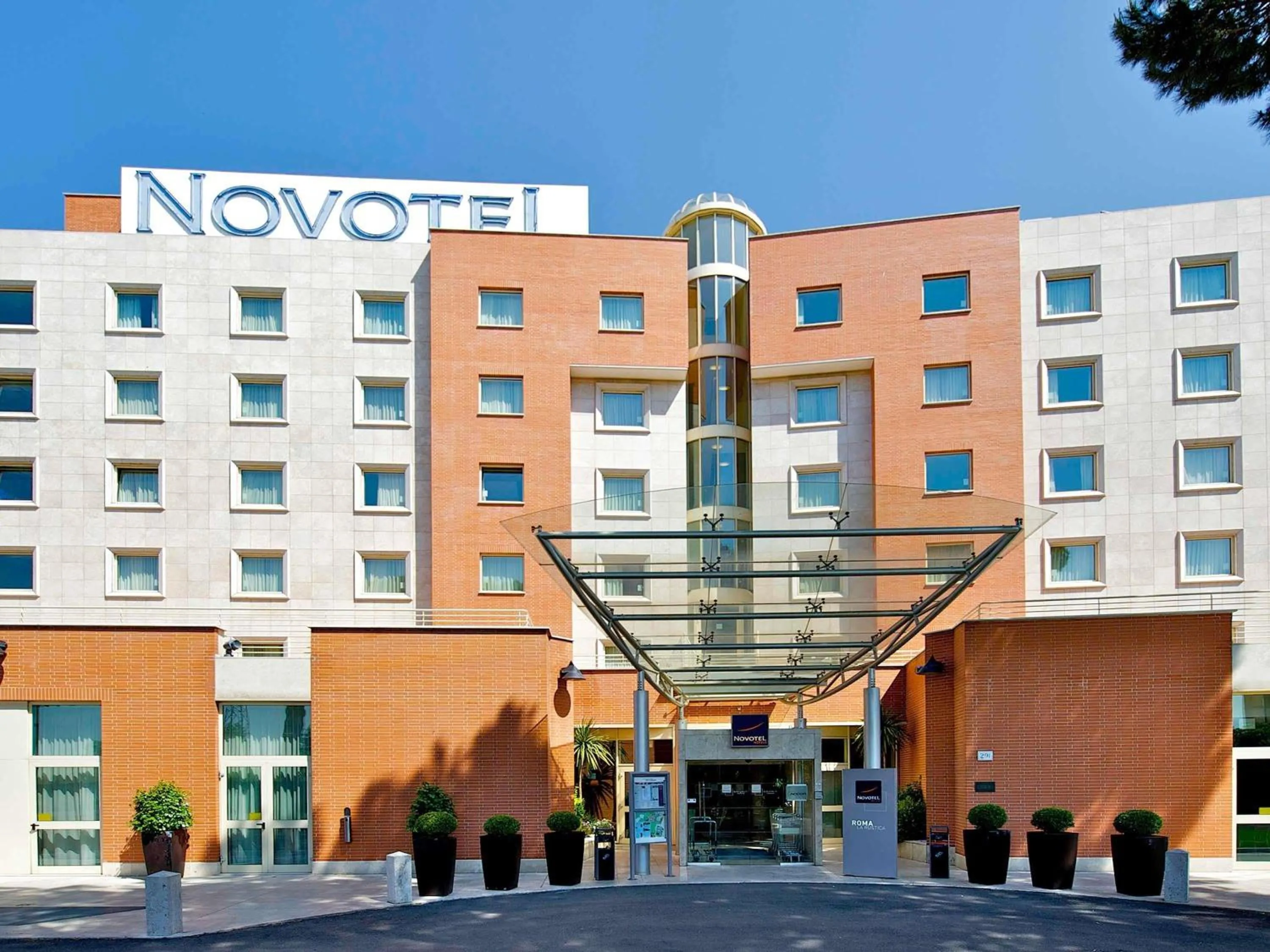 Property building in Novotel Roma Est