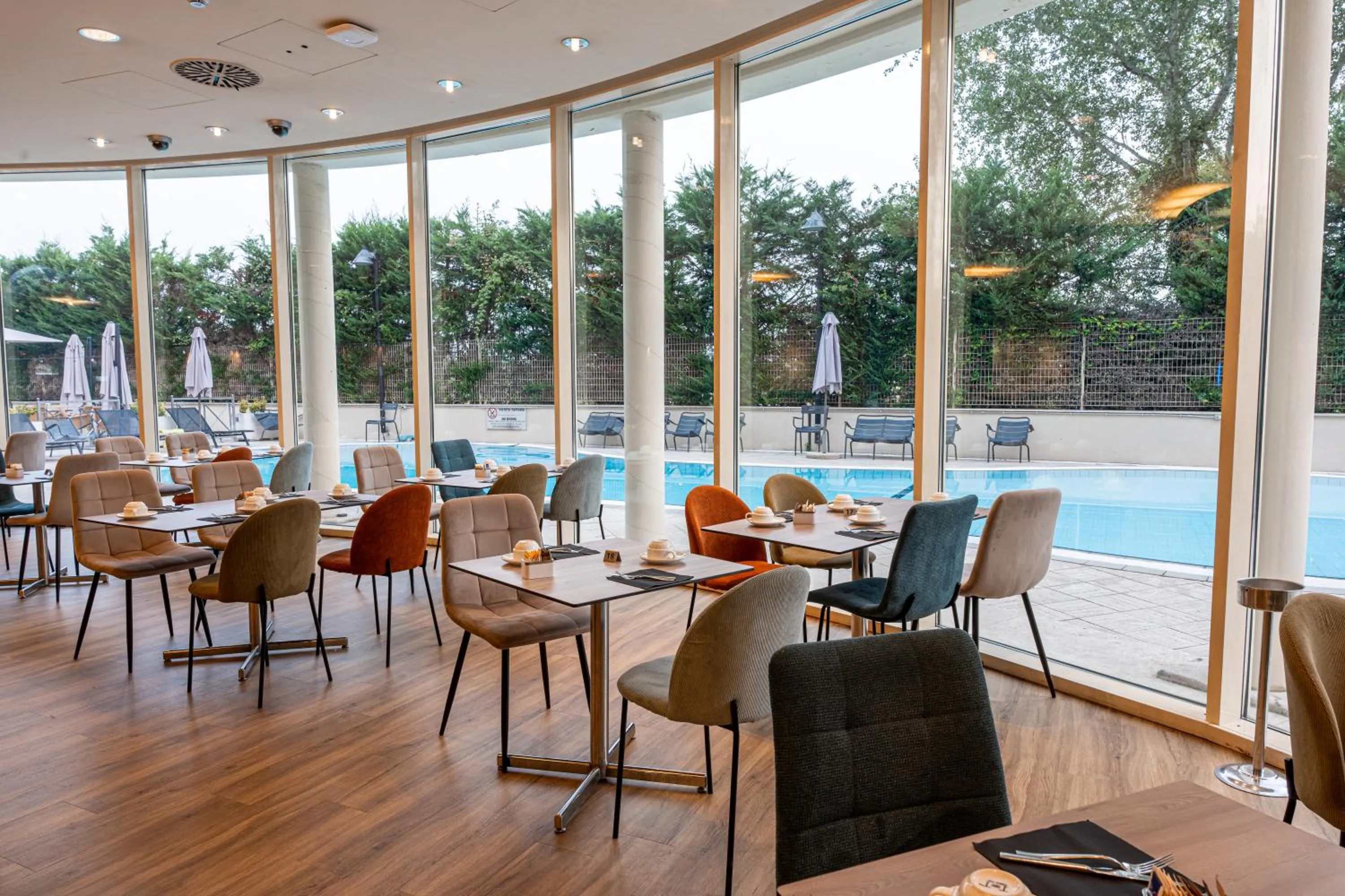 Restaurant/places to eat in Novotel Roma Est