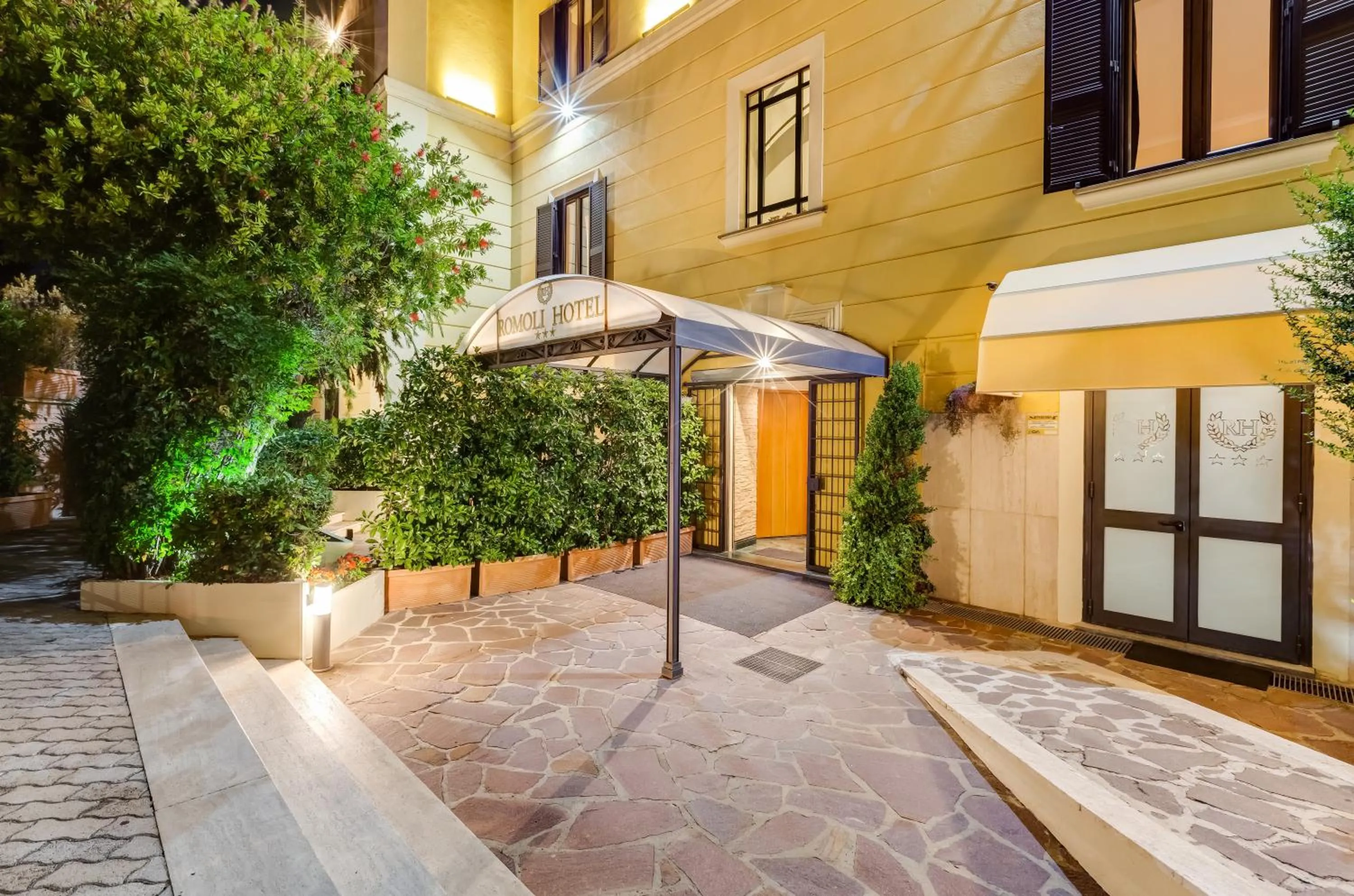 Facade/entrance in Romoli Hotel
