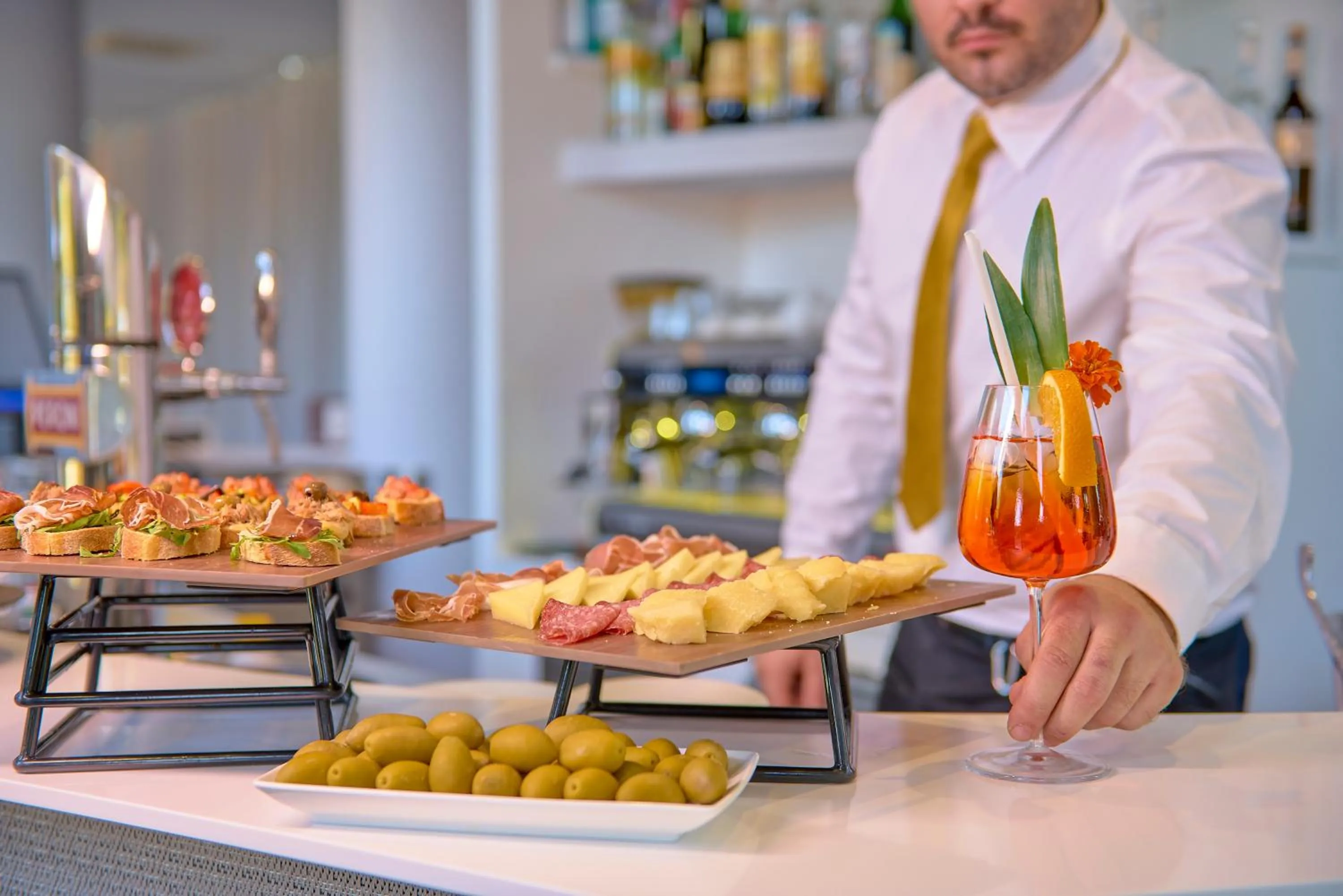 Lounge or bar in Novotel Torino Corso Giulio Cesare