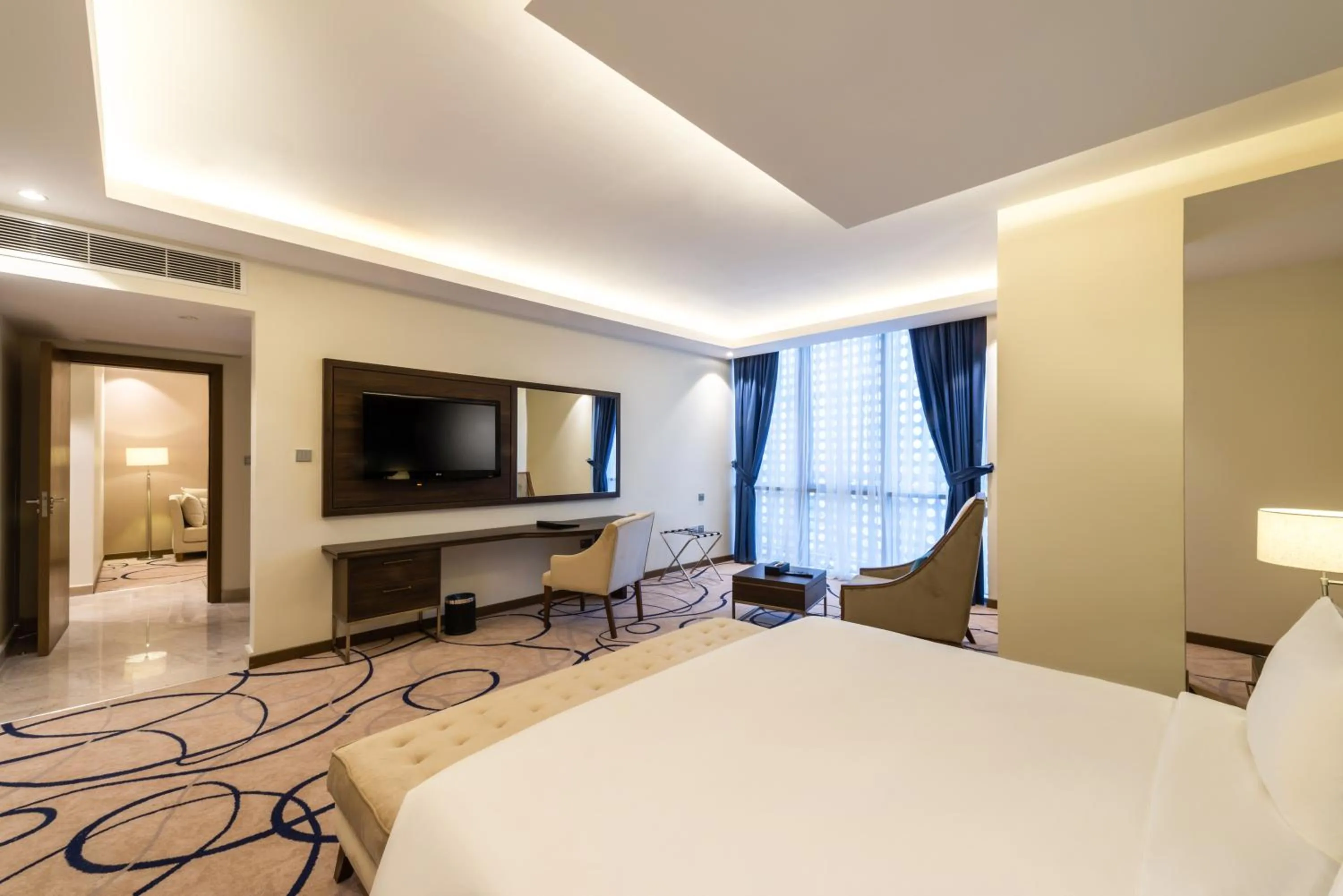 Photo of the whole room, Bed in Warwick Riyadh Al Wezarat