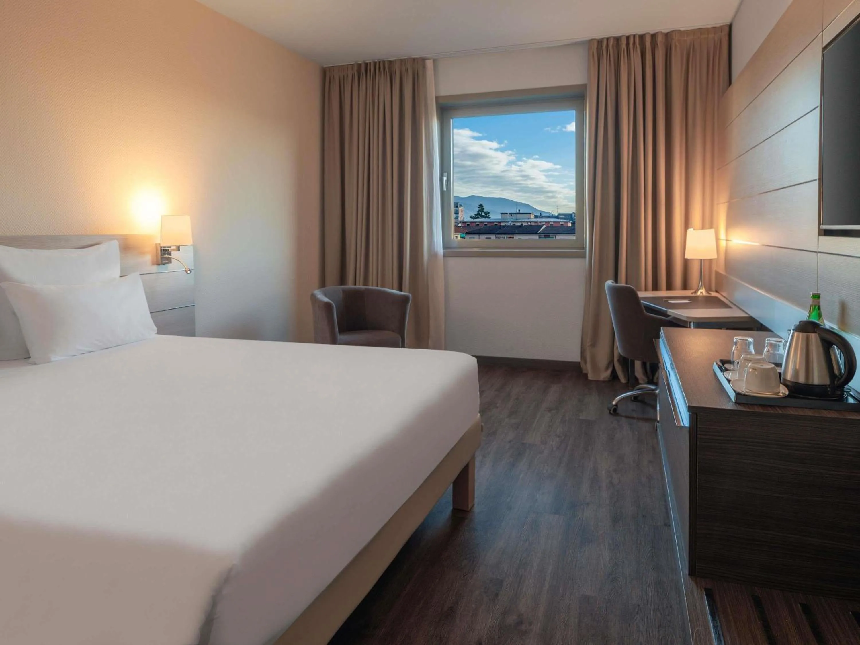 Bedroom, Bed in Novotel Brescia Due