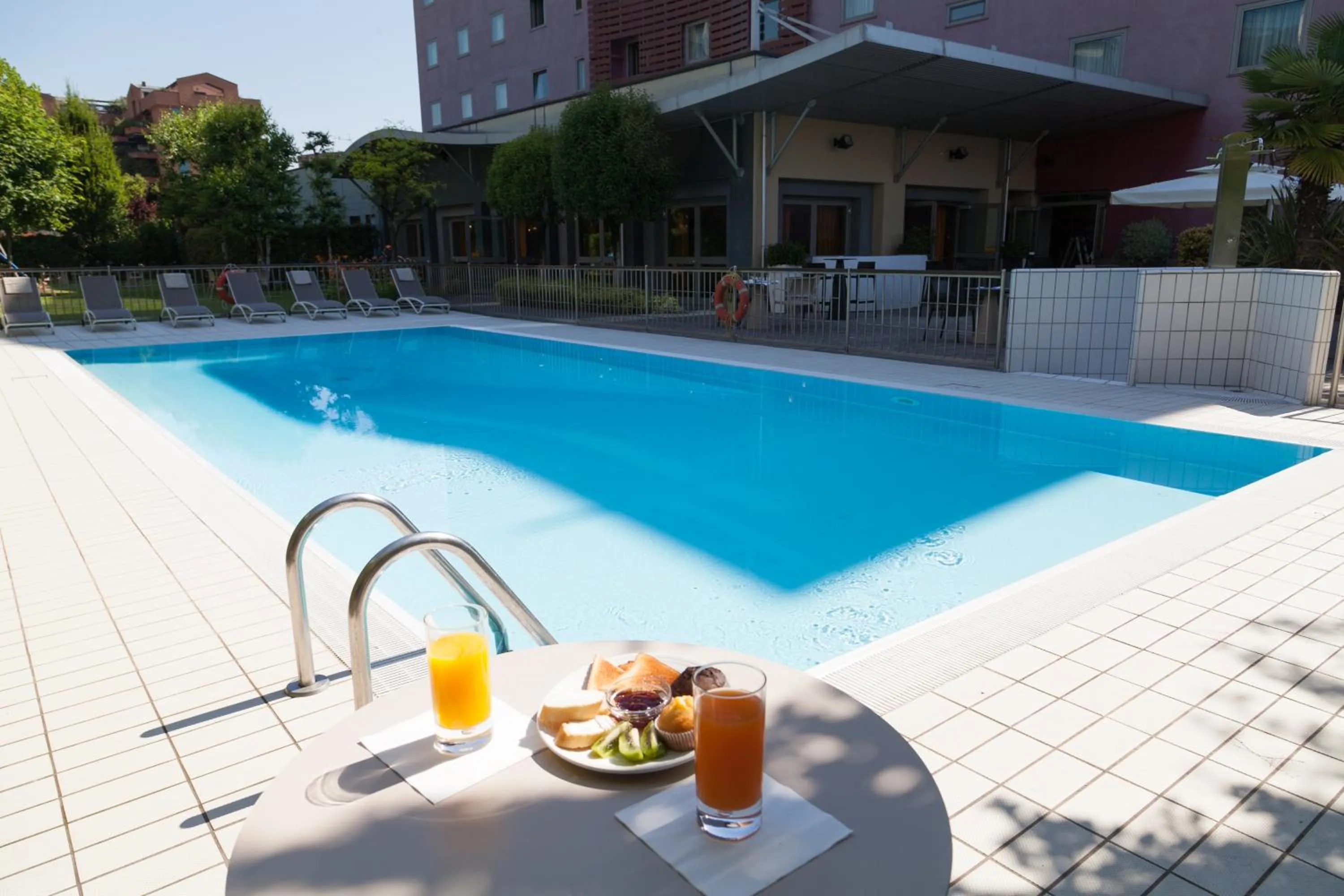 Swimming pool in Novotel Brescia Due