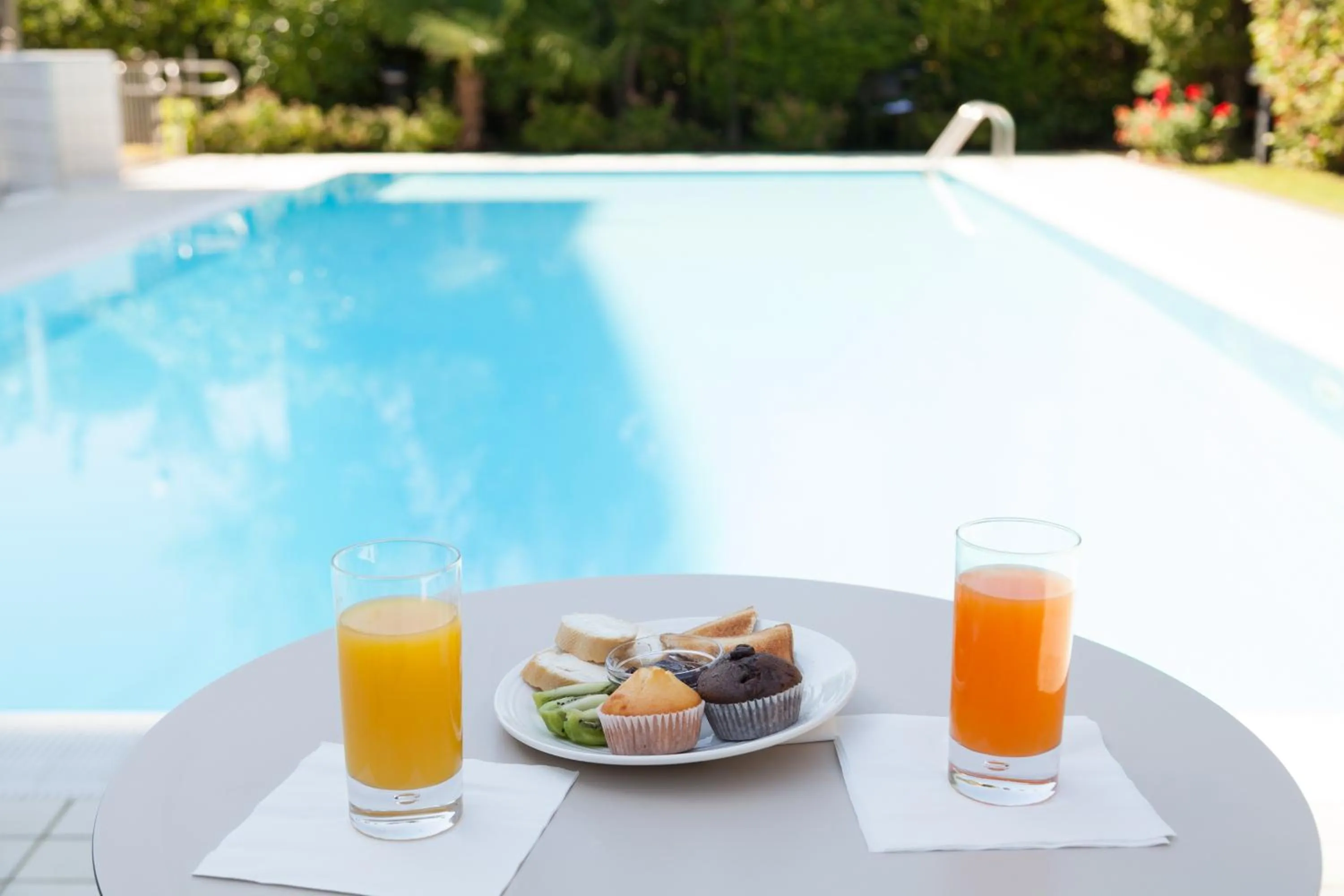 Swimming pool in Novotel Brescia Due