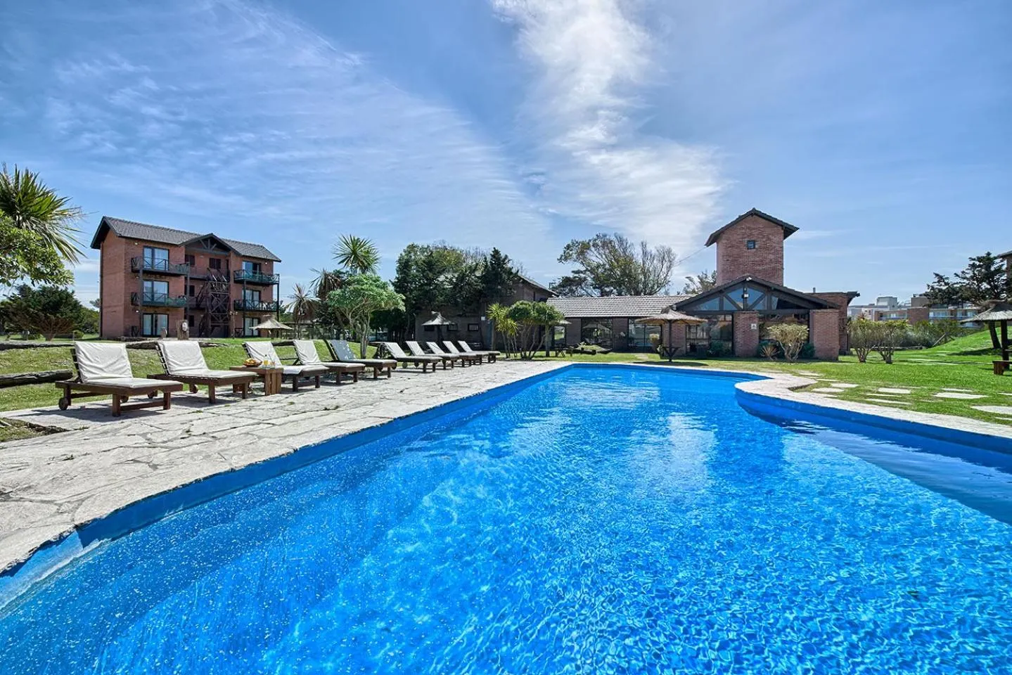 Swimming pool in Marina Green Club
