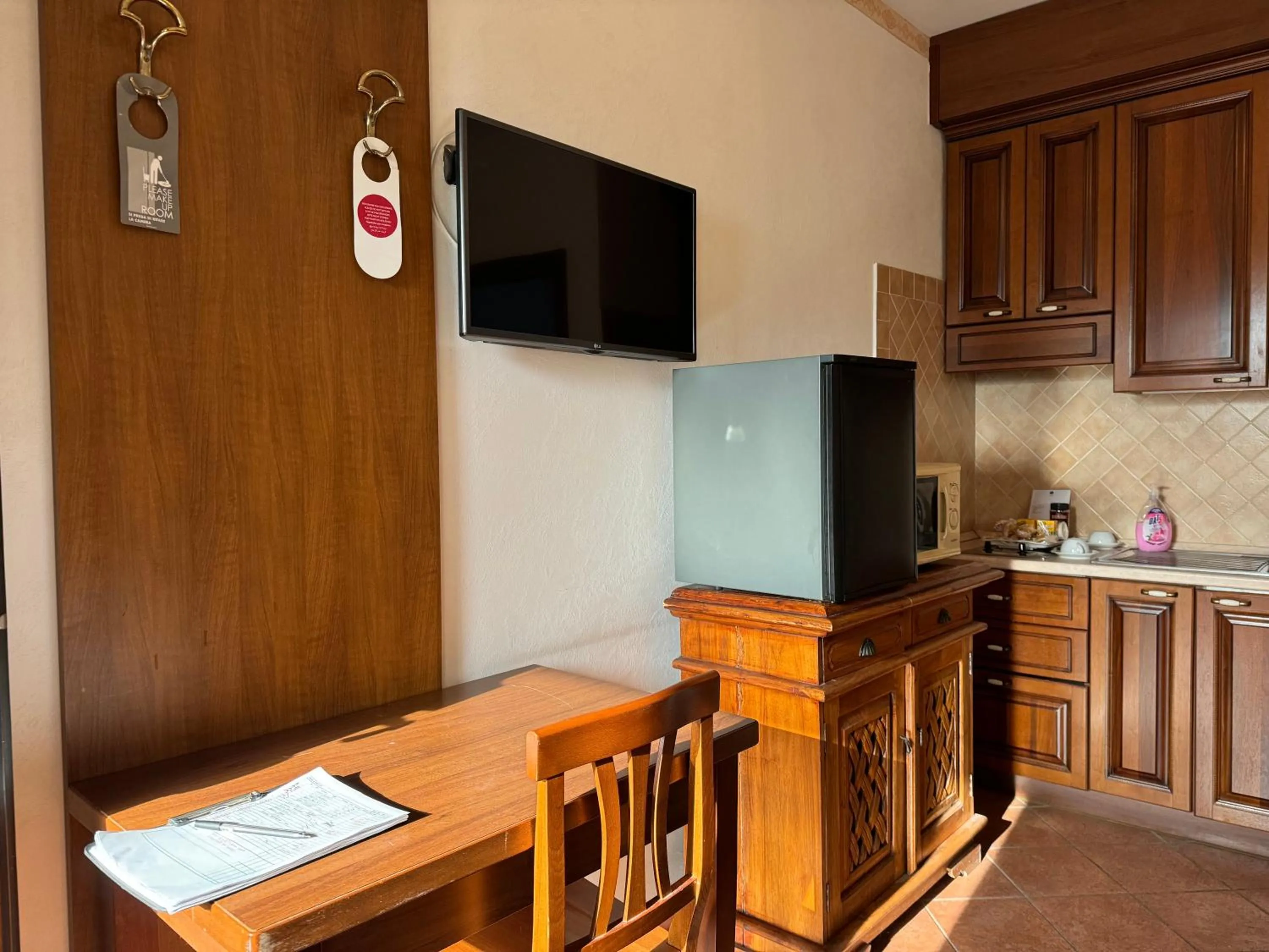 Communal lounge/ TV room in EURO HOUSE INN airport