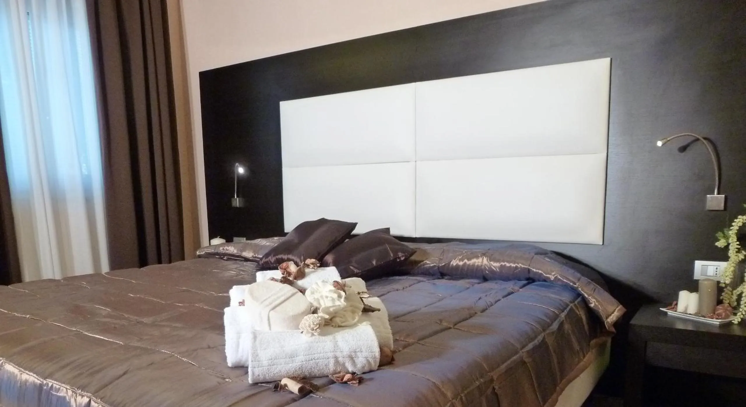 Bed in EH Suites Rome Airport Euro House Hotels