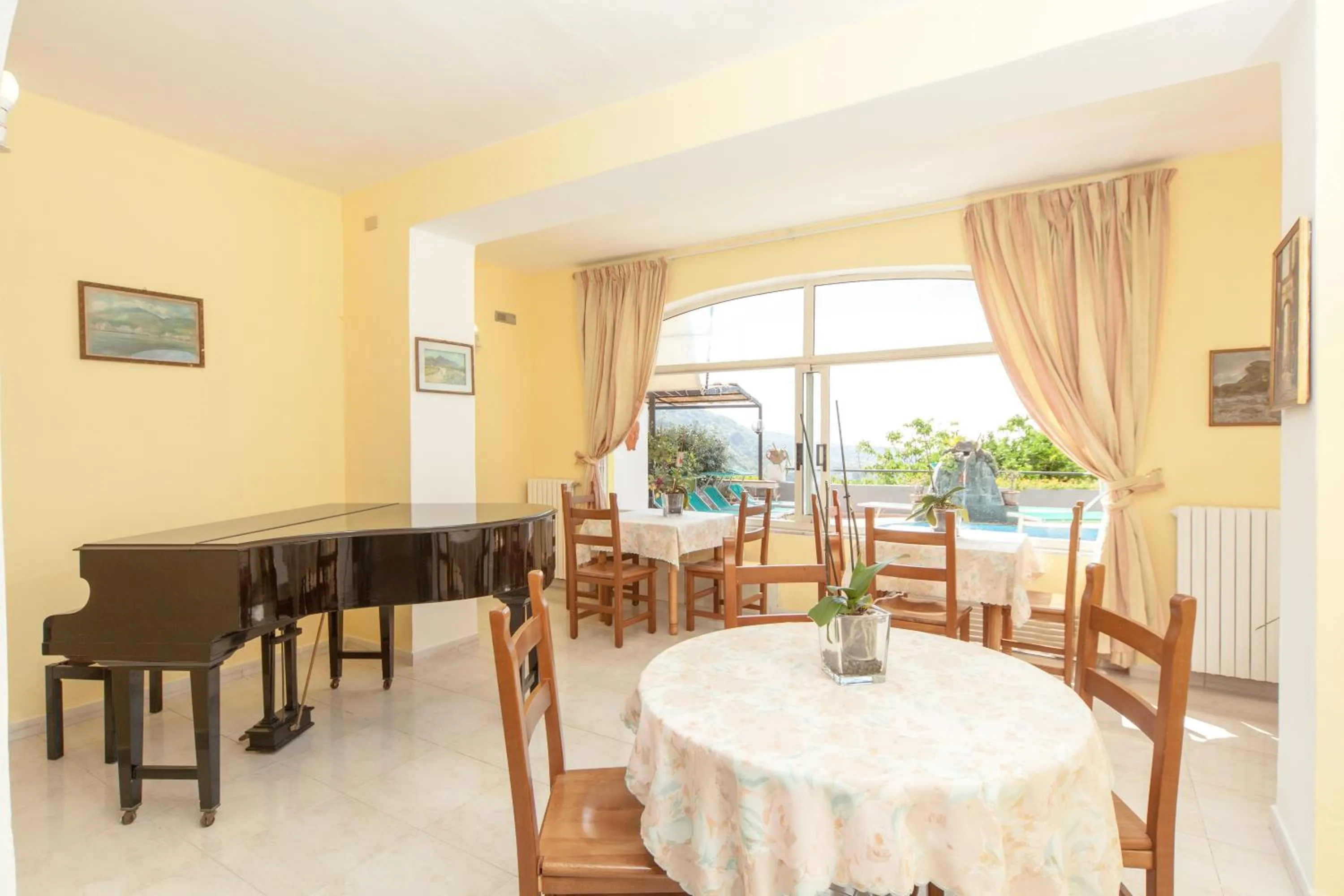 Communal lounge/ TV room in Hotel Ape Regina