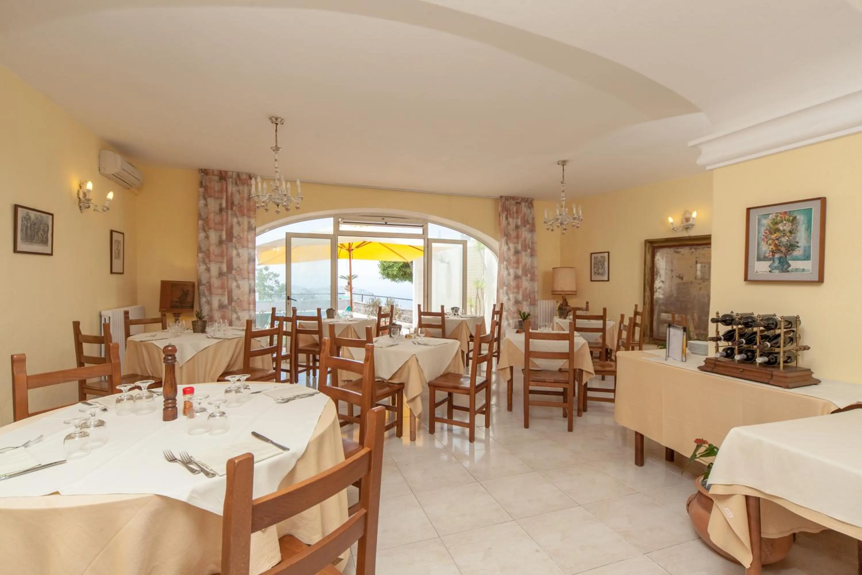 Restaurant/places to eat in Hotel Ape Regina