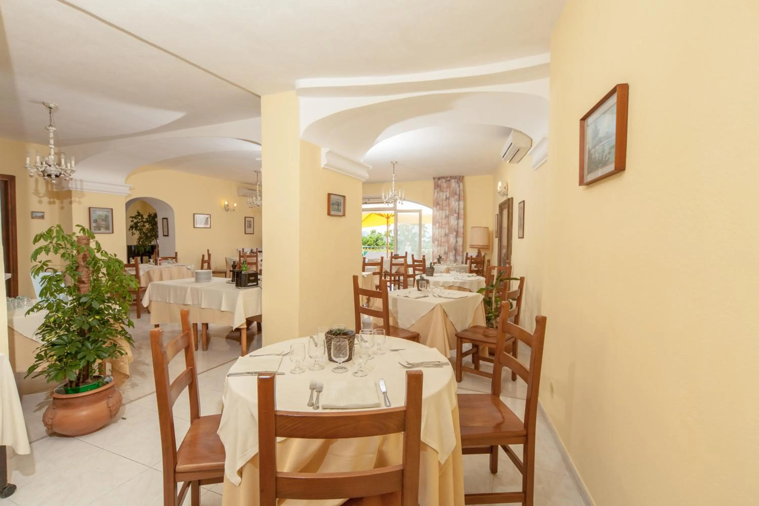 Restaurant/places to eat in Hotel Ape Regina