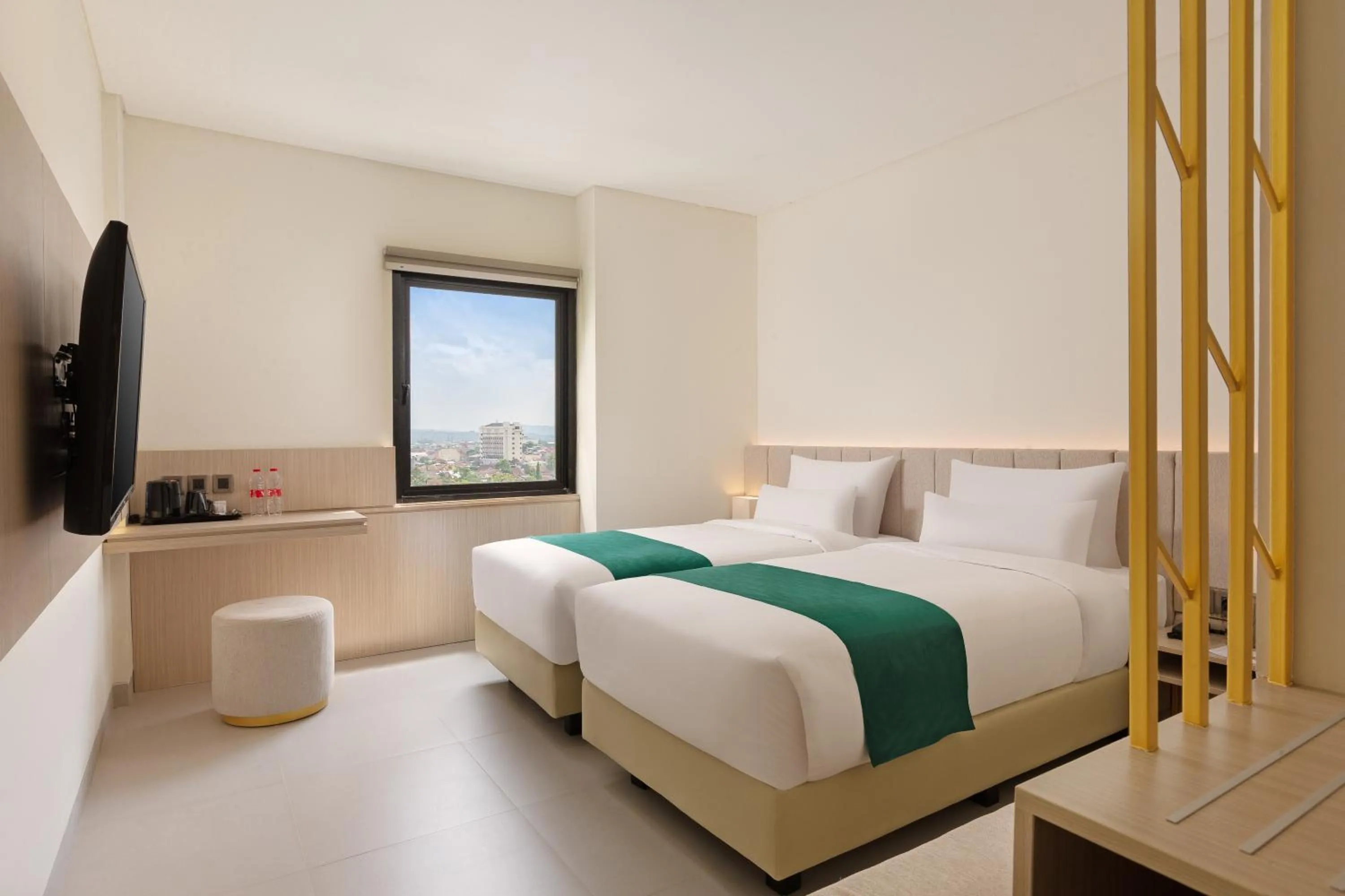 Photo of the whole room, Bed in Elsotel Purwokerto By Daphna Management