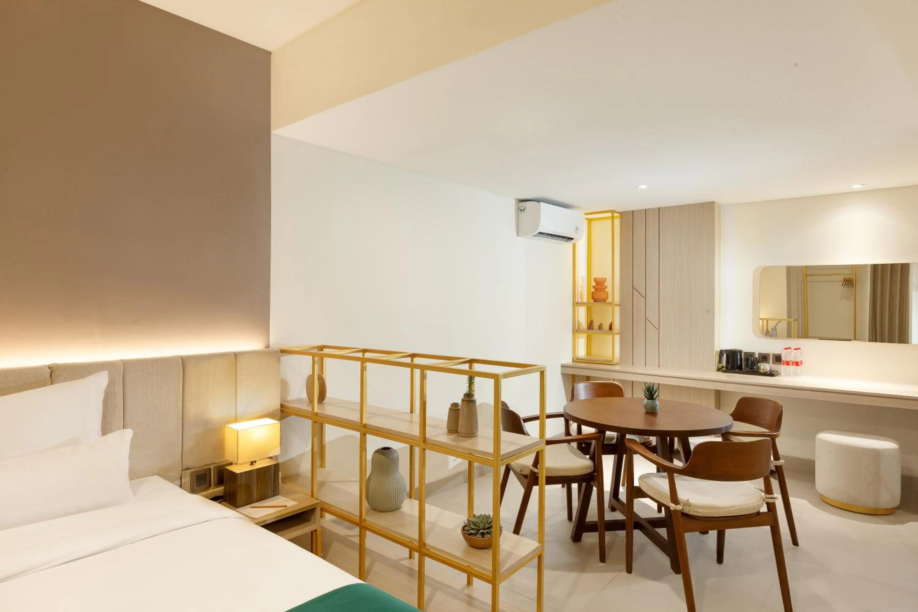 Photo of the whole room, Bed in Elsotel Purwokerto By Daphna Management