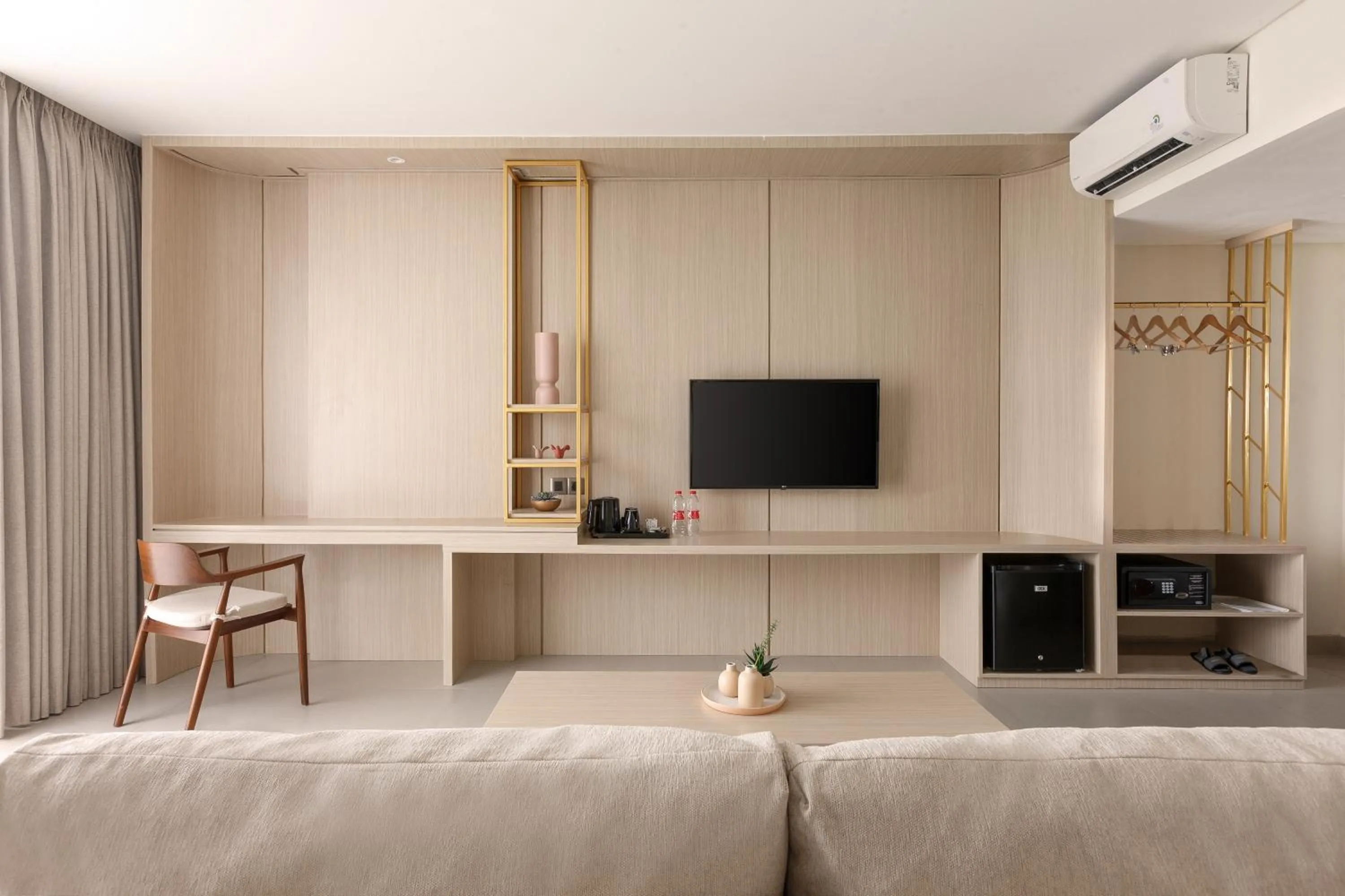 Photo of the whole room, Bed in Elsotel Purwokerto By Daphna Management