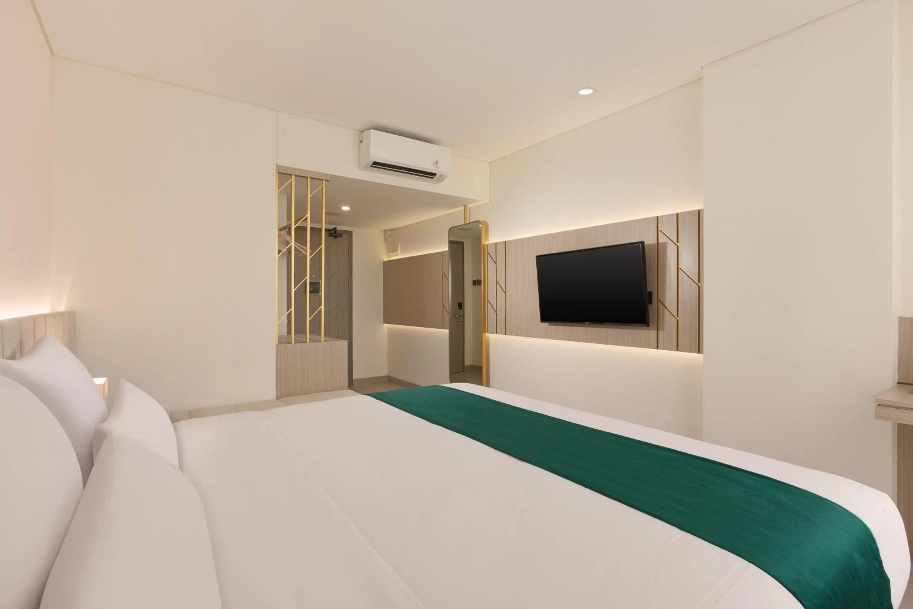 Photo of the whole room, Bed in Elsotel Purwokerto By Daphna Management