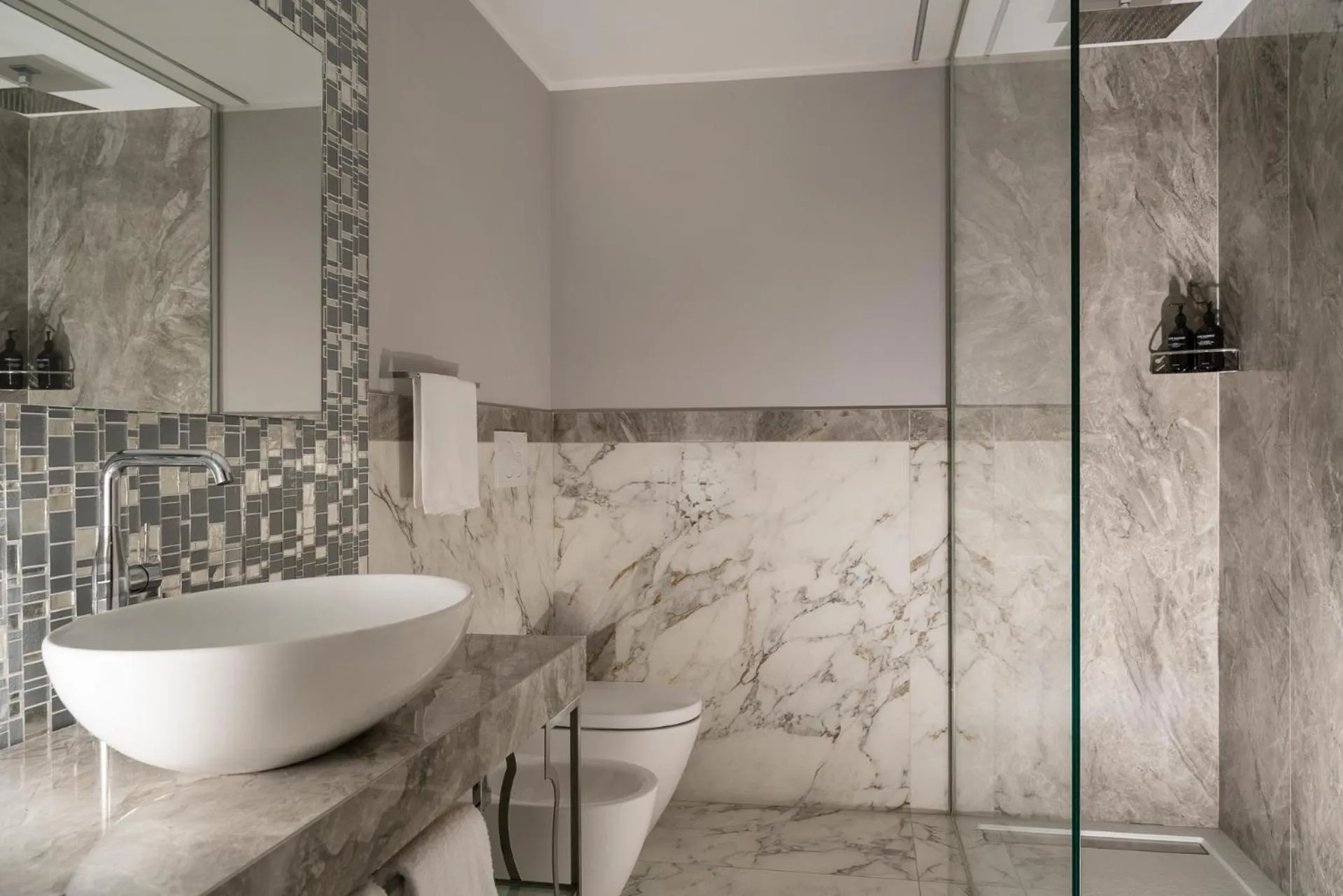 Shower in Hotel Campo Marzio