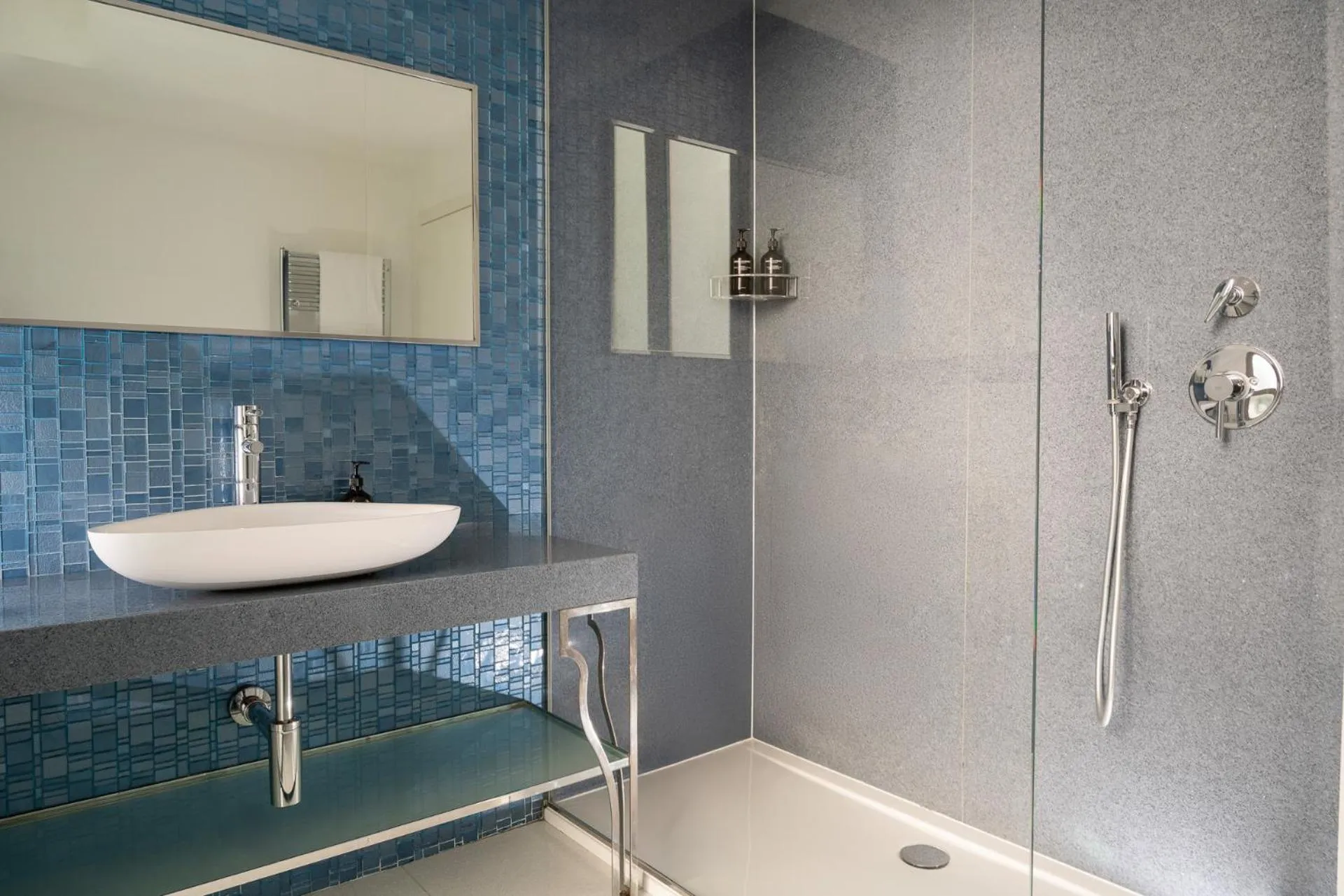 Shower in Hotel Campo Marzio