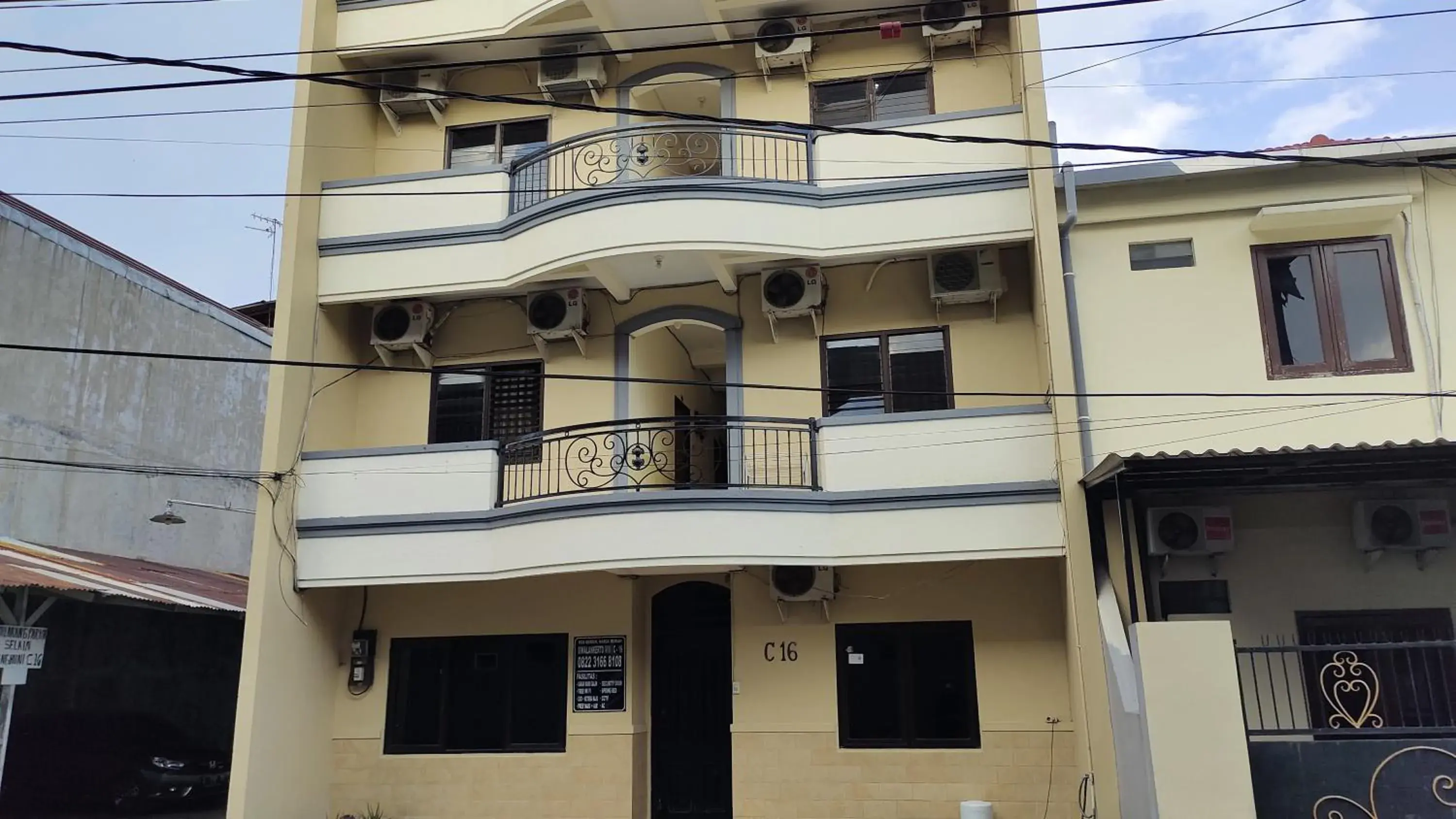 Facade/entrance in Hotel O C16 Siwalankerto Syariah Facade/entrance in Hotel O C16 Siwalankerto Syariah
