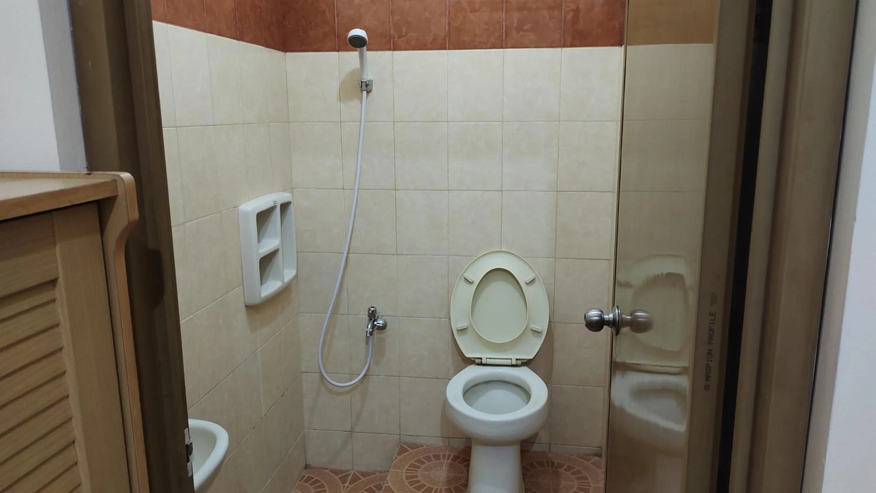 Bathroom in Hotel O C16 Siwalankerto Syariah