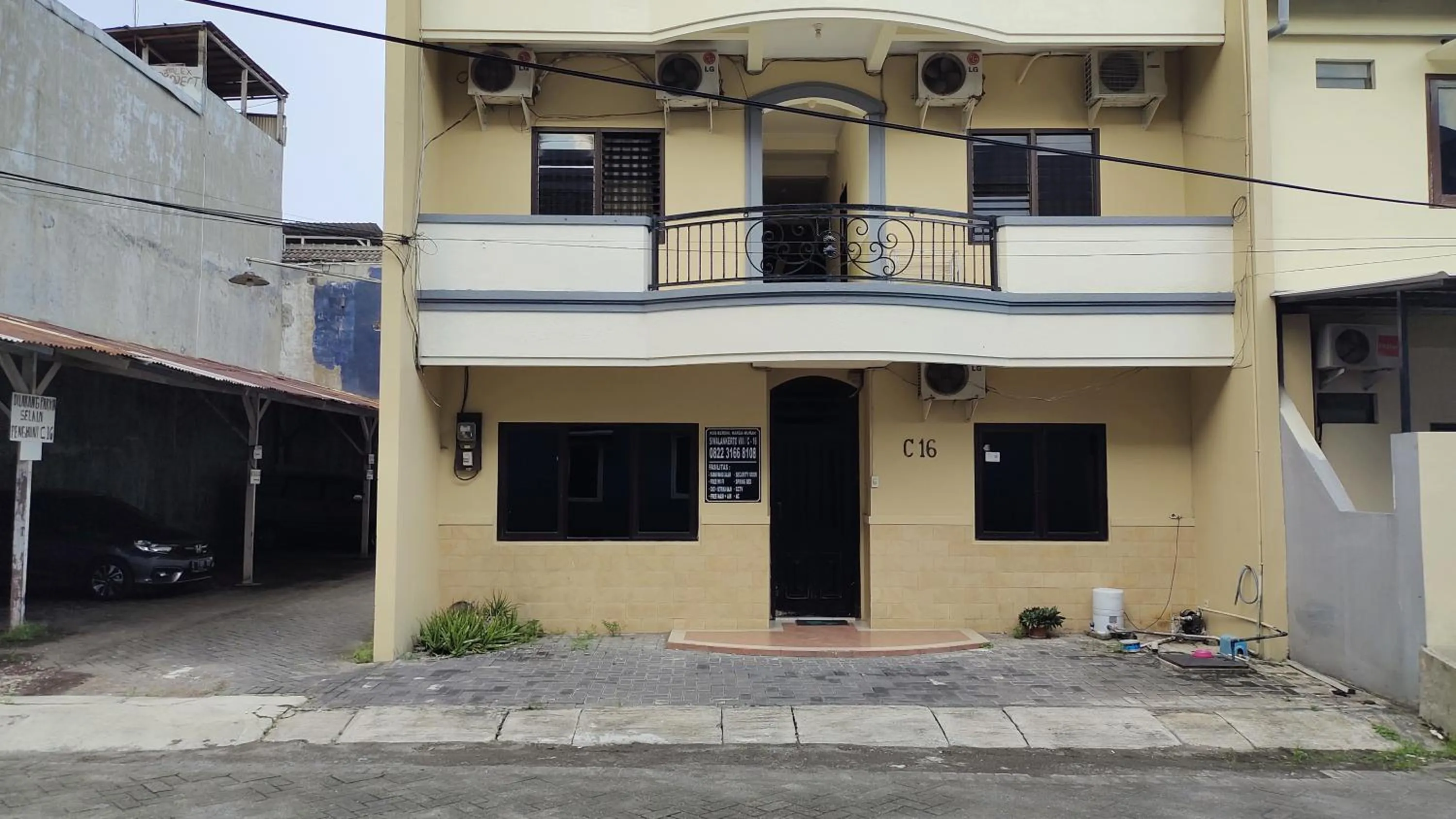 Facade/entrance in Hotel O C16 Siwalankerto Syariah
