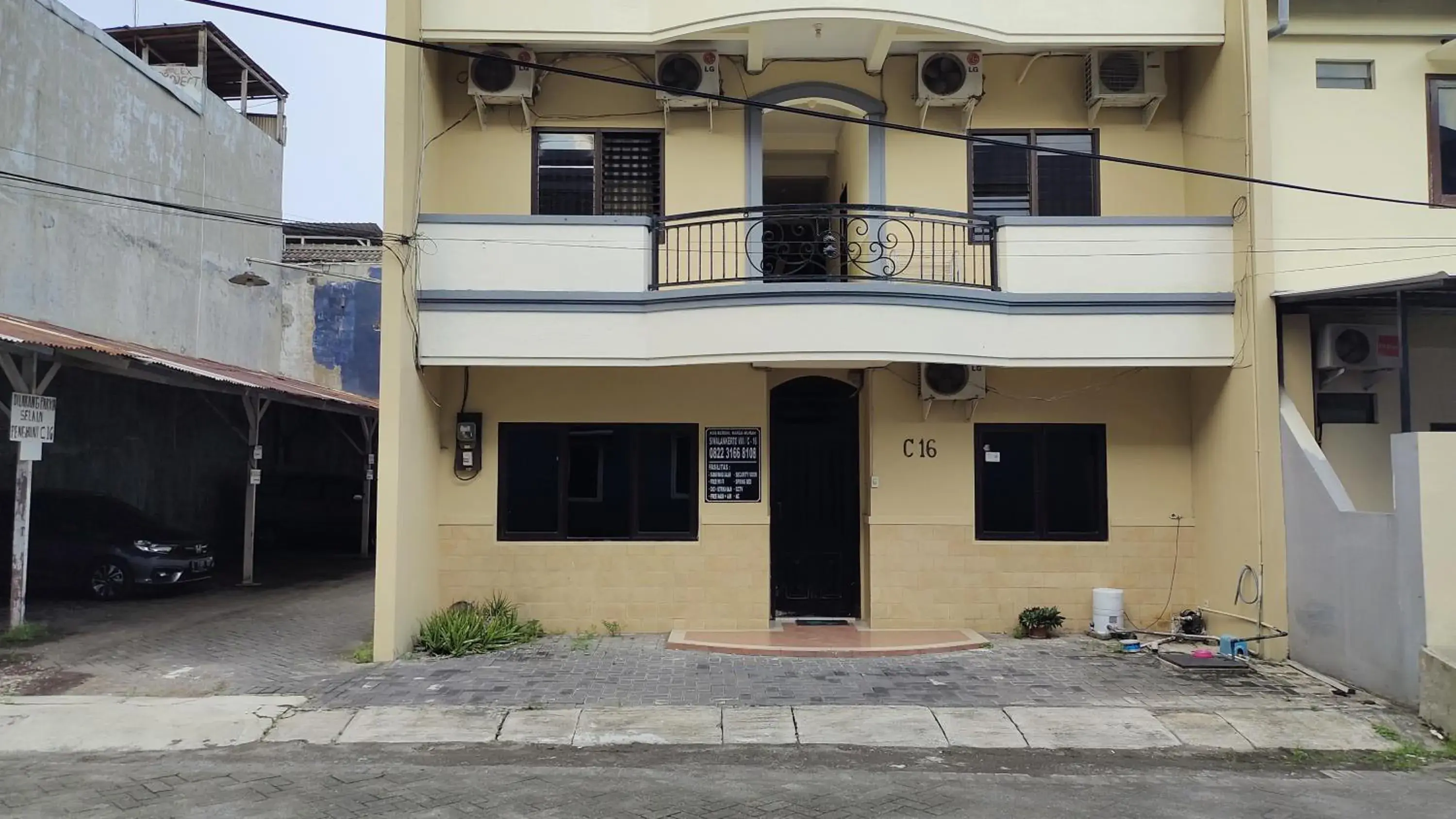 Facade/entrance in Hotel O C16 Siwalankerto Syariah Facade/entrance in Hotel O C16 Siwalankerto Syariah