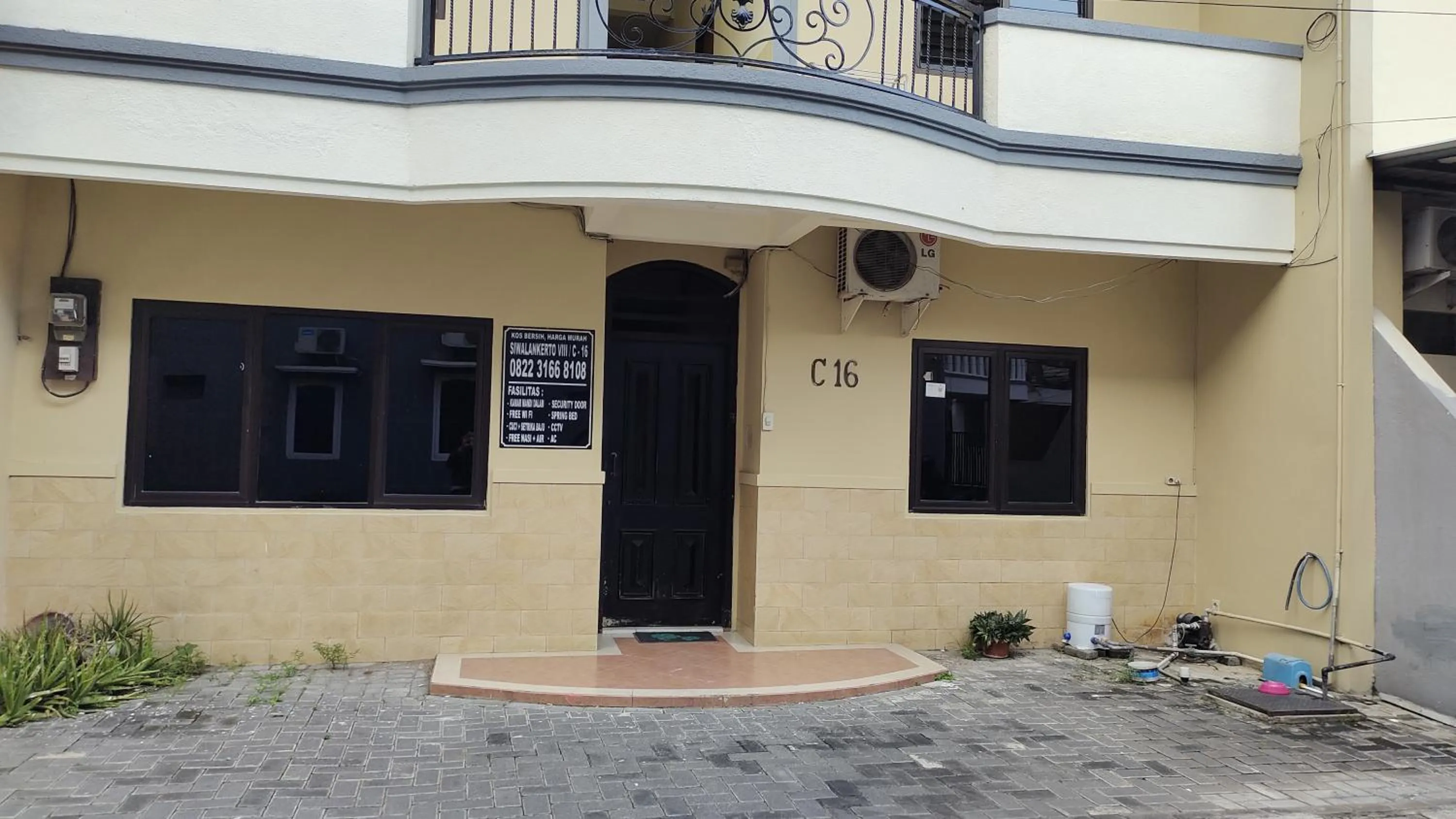 Facade/entrance in Hotel O C16 Siwalankerto Syariah