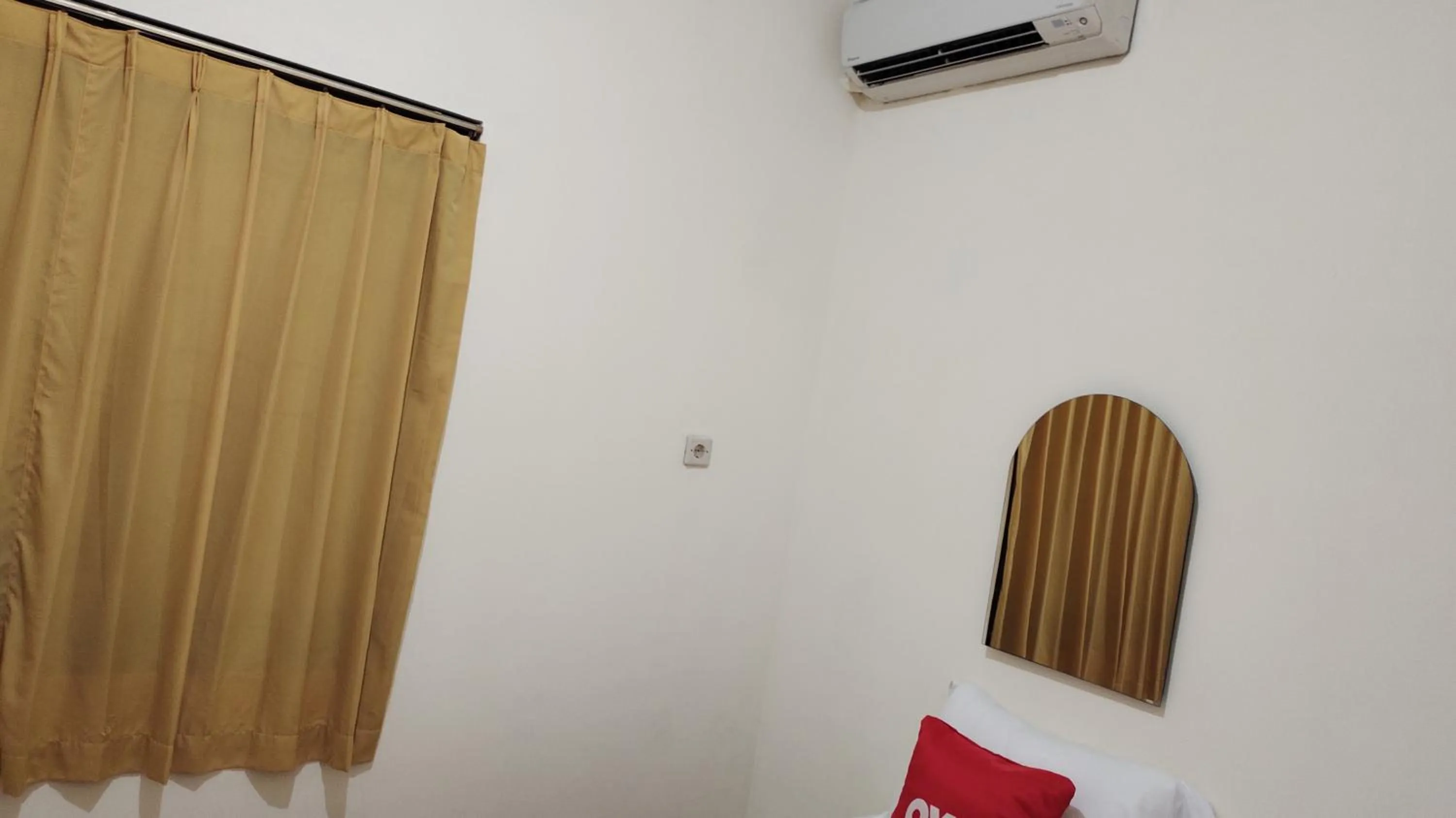 Bedroom in Hotel O C16 Siwalankerto Syariah