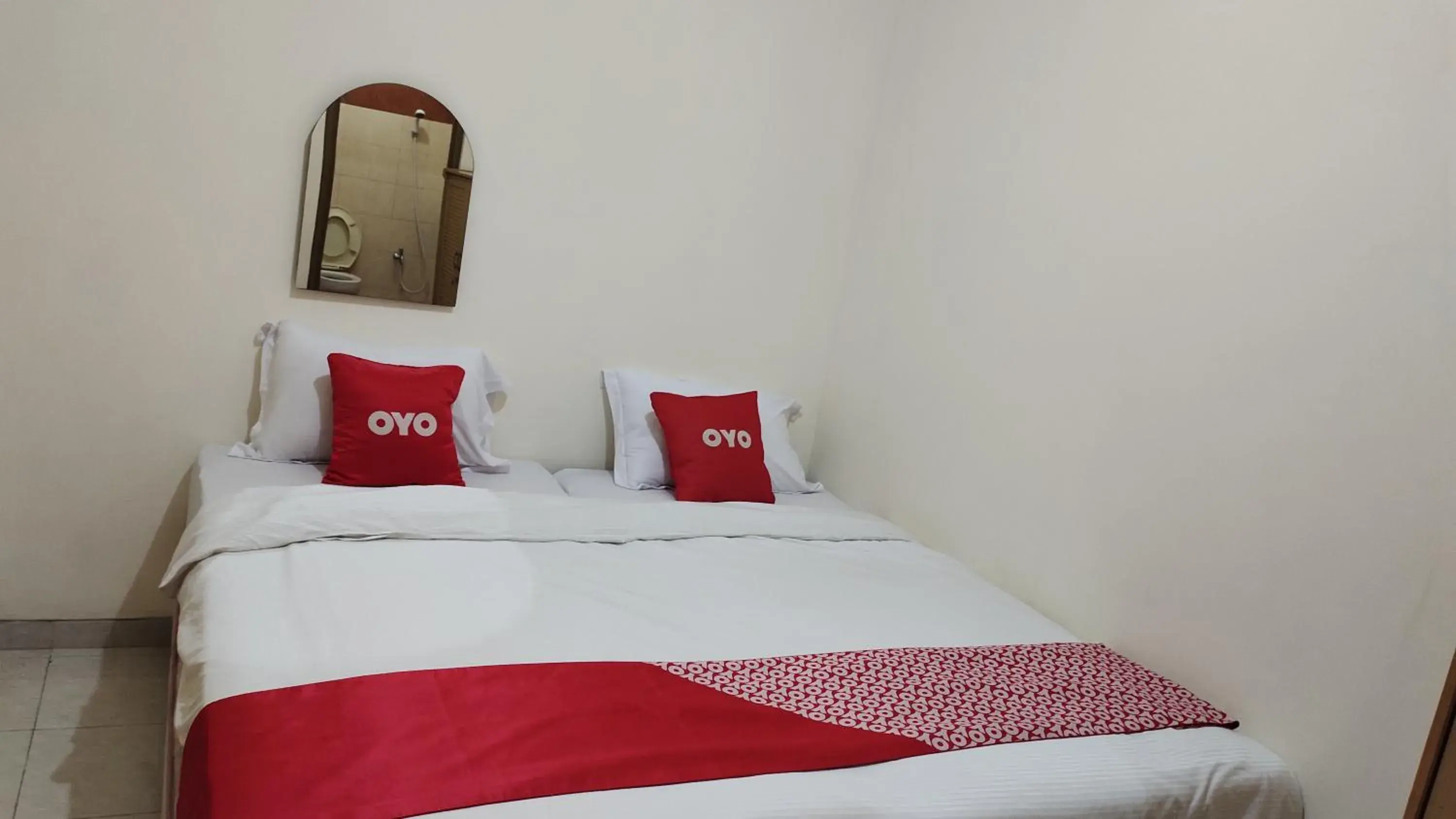 Bedroom in Hotel O C16 Siwalankerto Syariah Bedroom in Hotel O C16 Siwalankerto Syariah