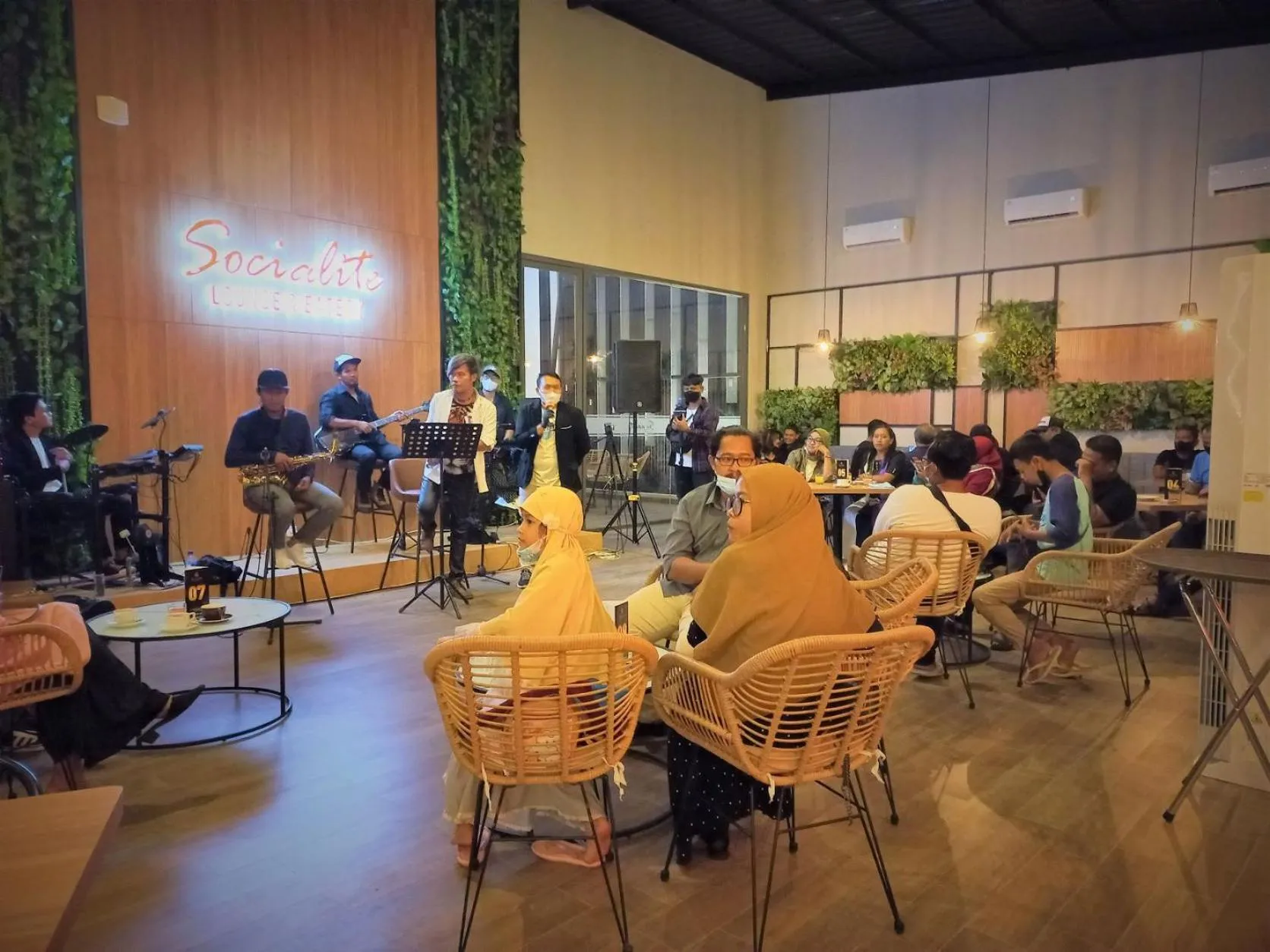 Restaurant/places to eat in Front One King Hotel Tuban