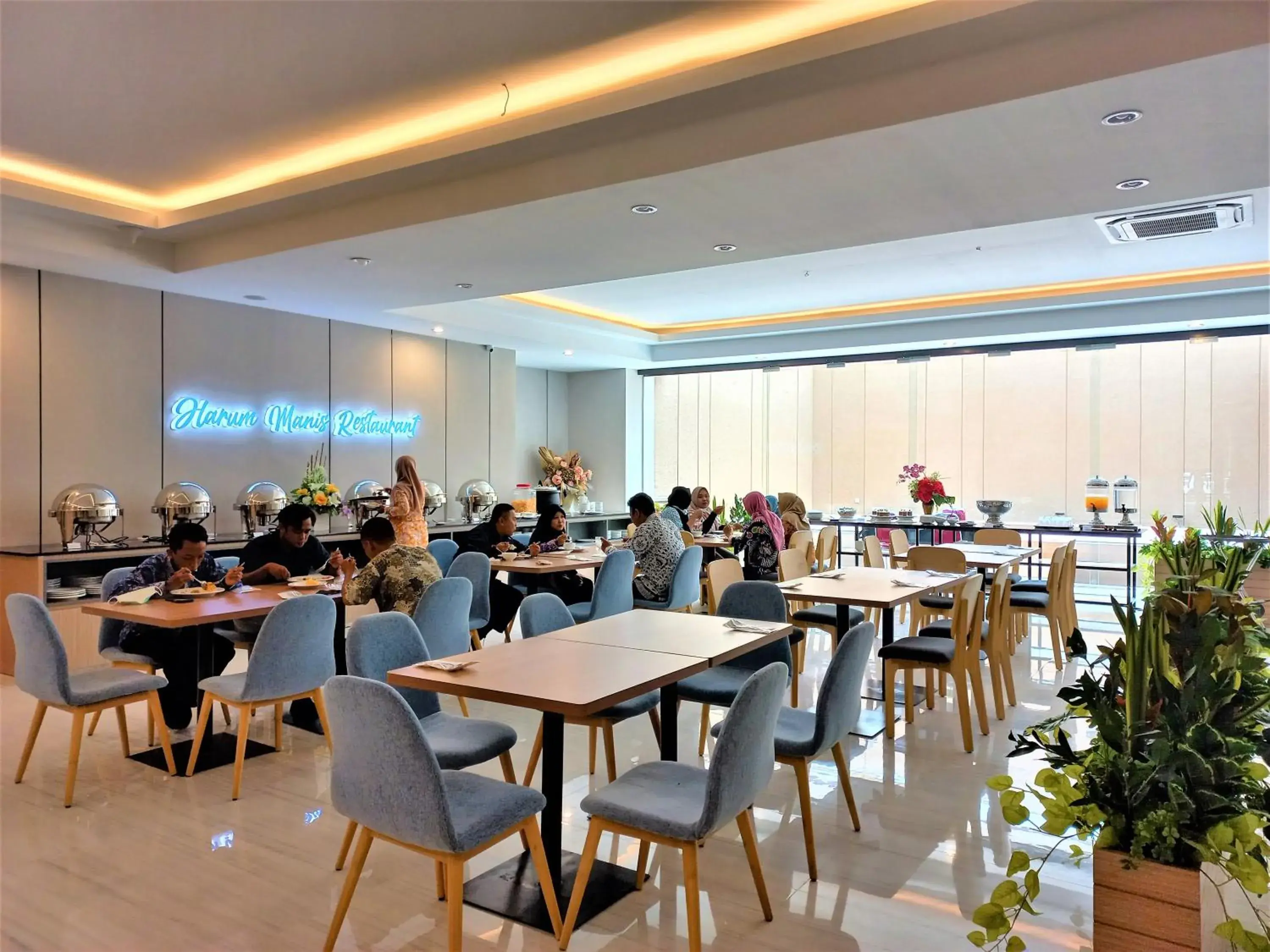 Restaurant/places to eat in Front One King Hotel Tuban Restaurant/places to eat in Front One King Hotel Tuban