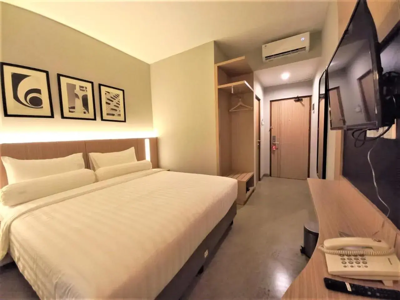 Bed in Front One King Hotel Tuban Bed in Front One King Hotel Tuban