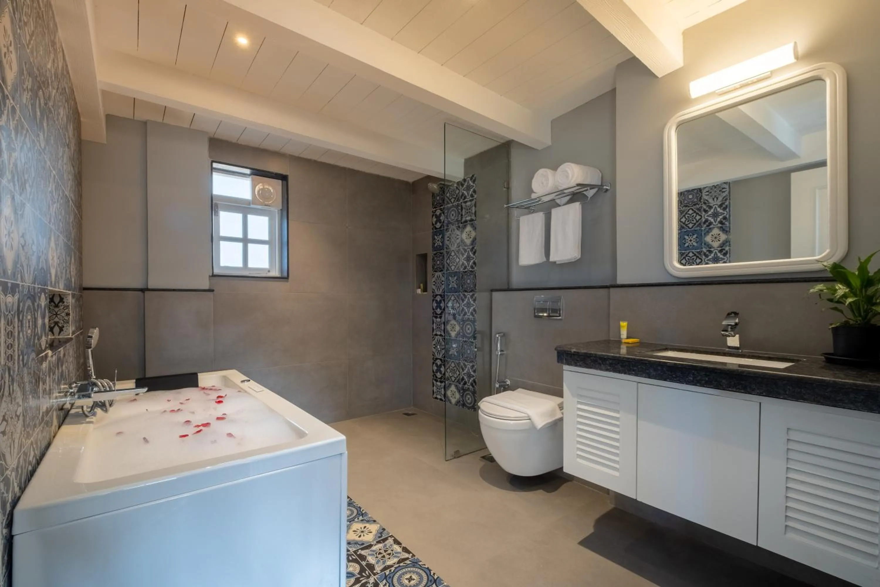 Shower in O Pierre - Fontainhas