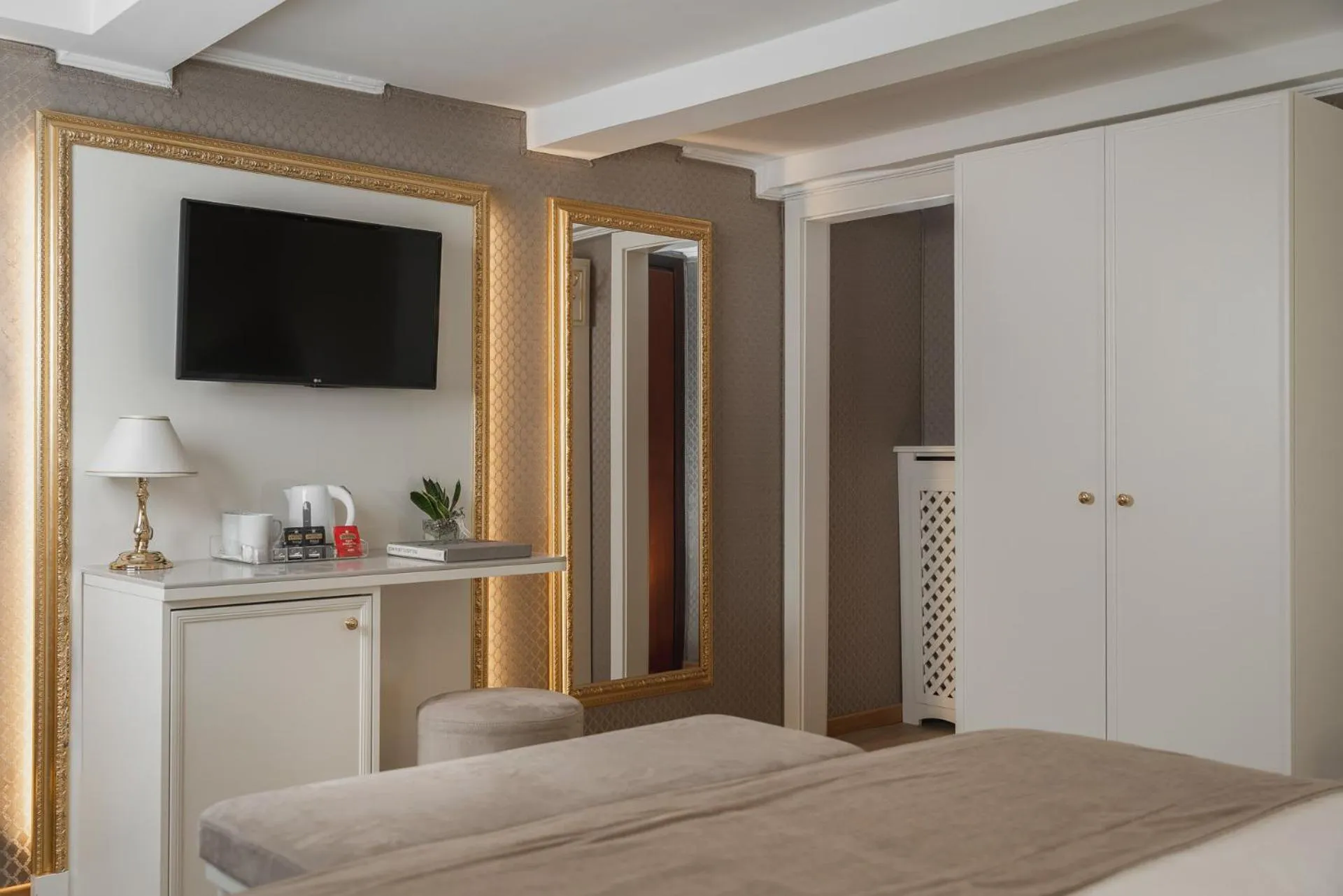 Photo of the whole room, Bed in Hotel Montecarlo