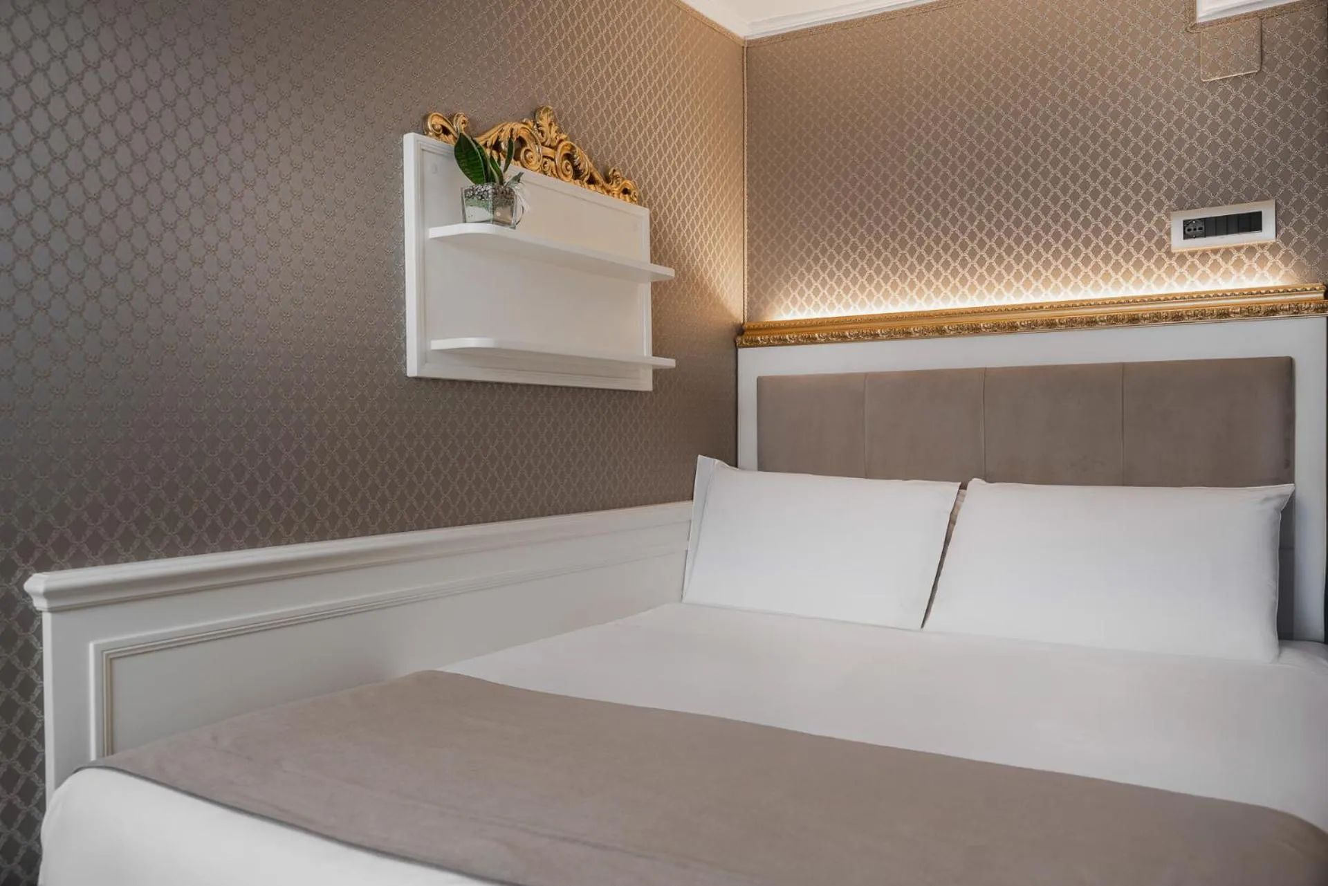 Bed in Hotel Montecarlo