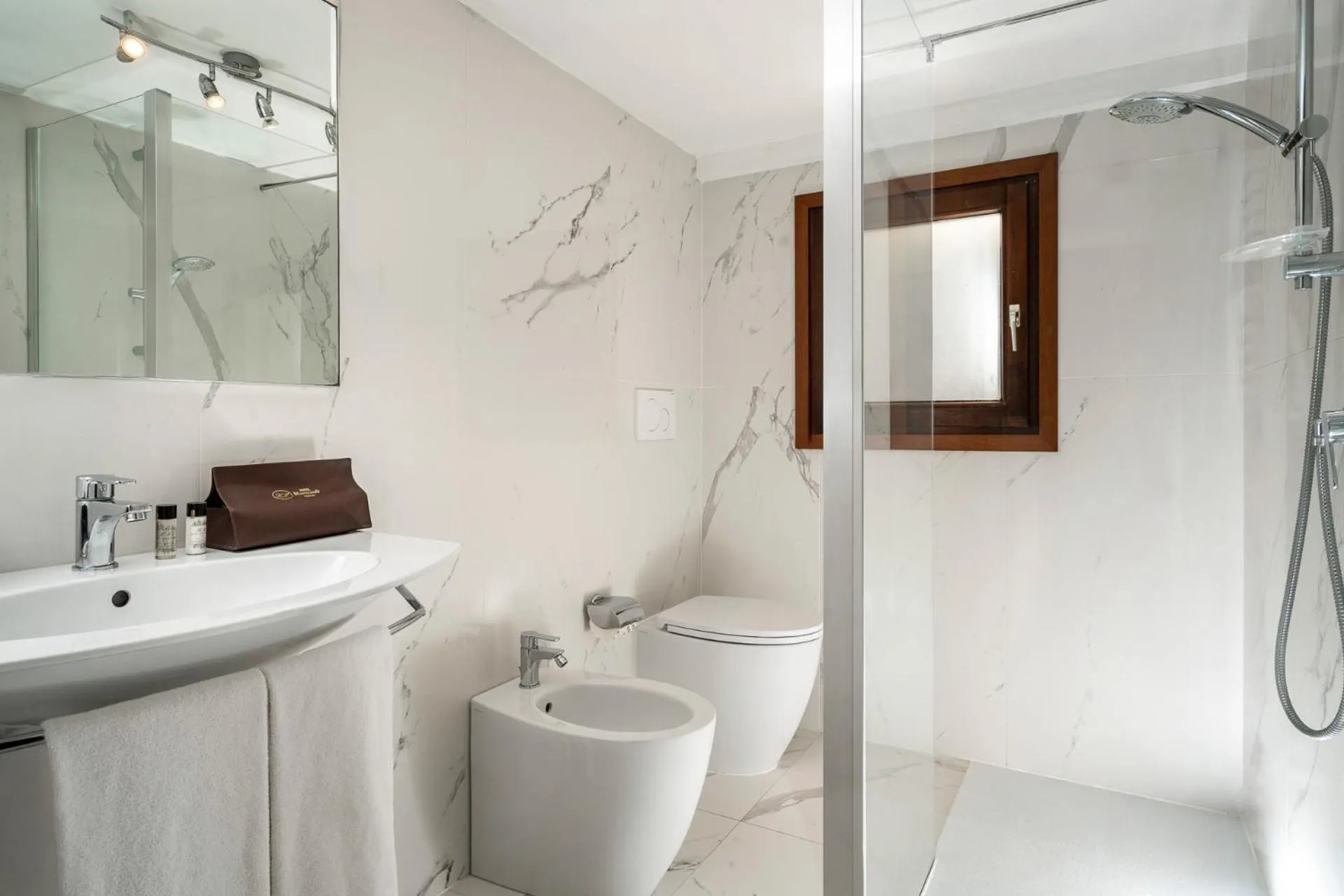 Shower in Hotel Montecarlo