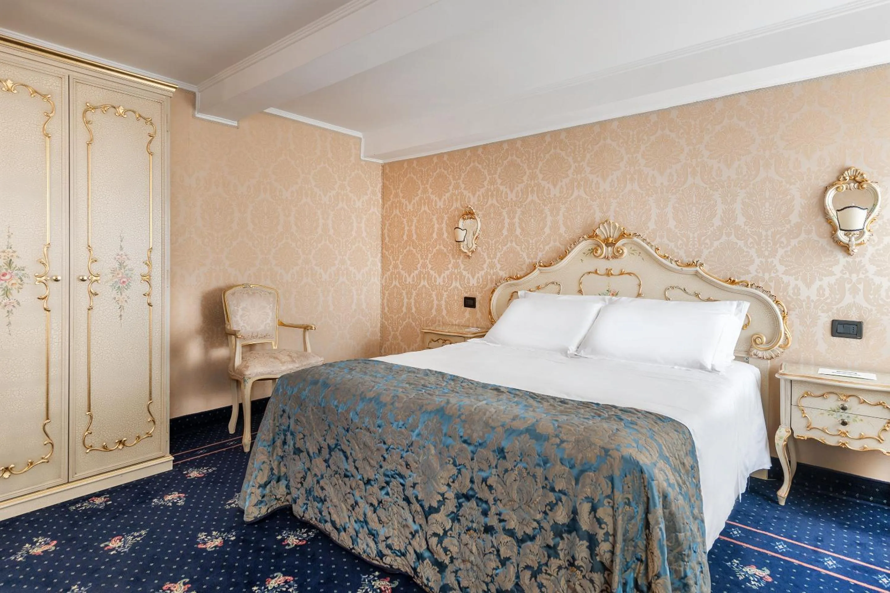 Photo of the whole room, Bed in Hotel Montecarlo
