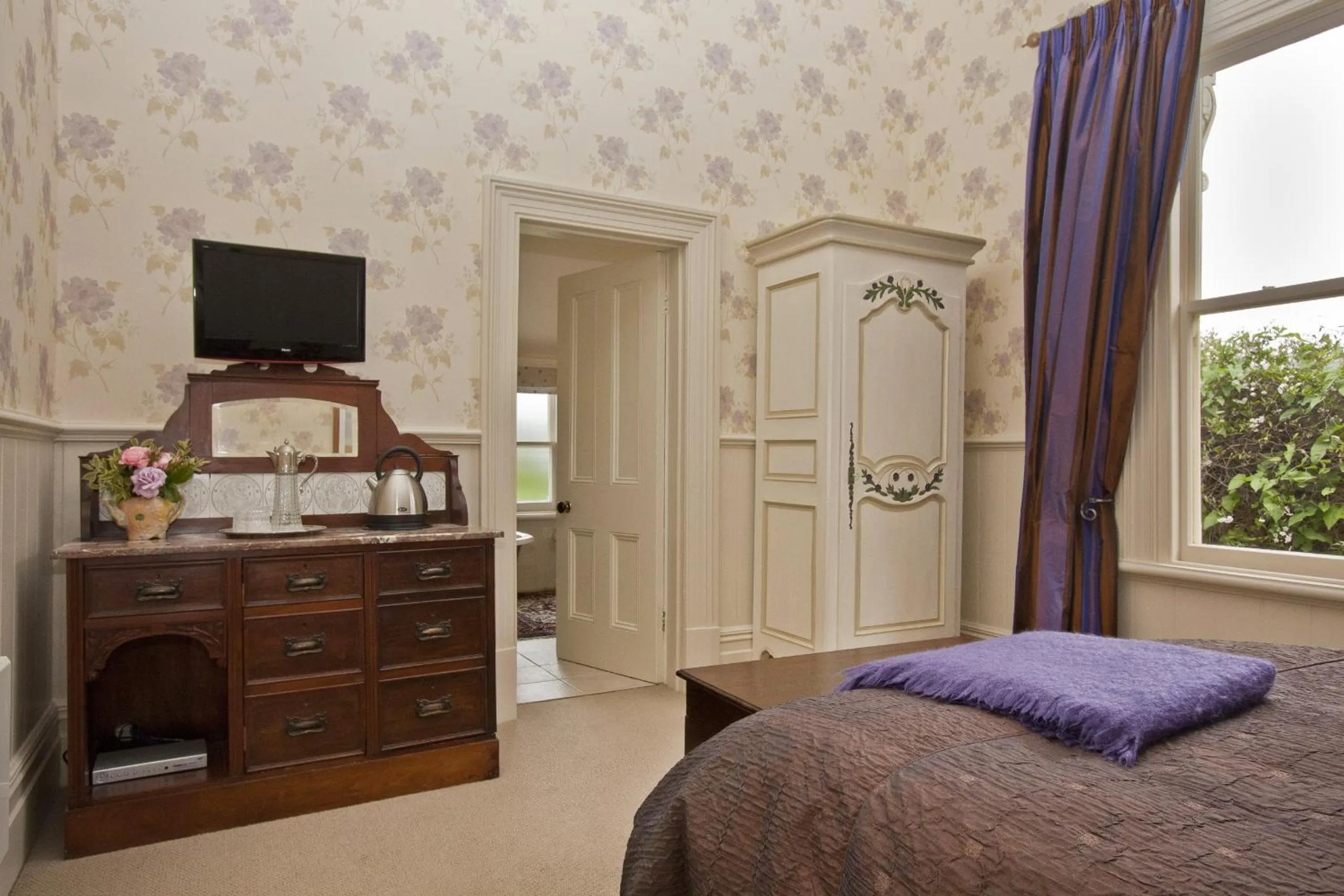 Bed in Lilac Rose Boutique Bed and Breakfast