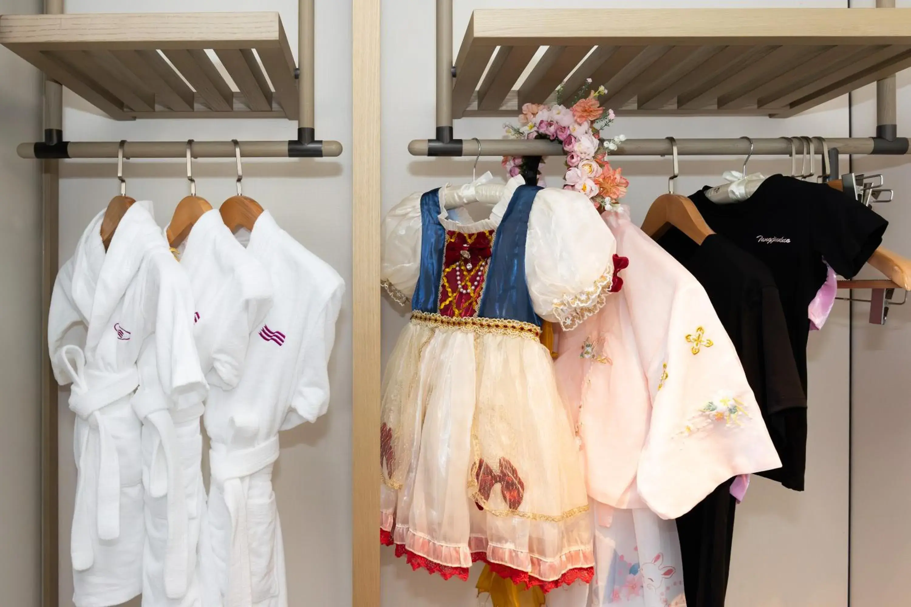 wardrobe in Crowne Plaza Quanzhou Riverview by IHG wardrobe in Crowne Plaza Quanzhou Riverview by IHG