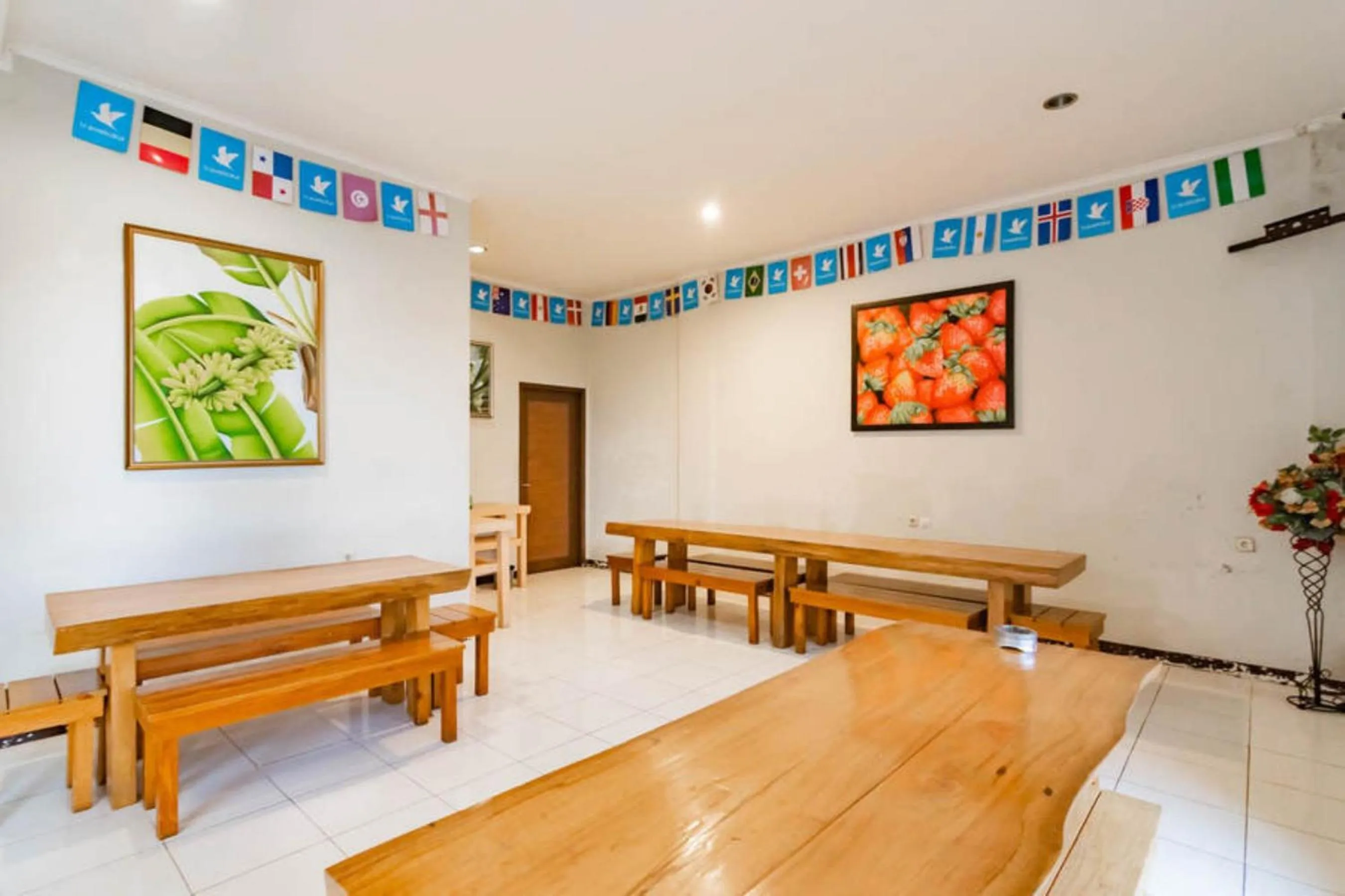 Restaurant/places to eat in RedDoorz near Lembang Park & Zoo 2