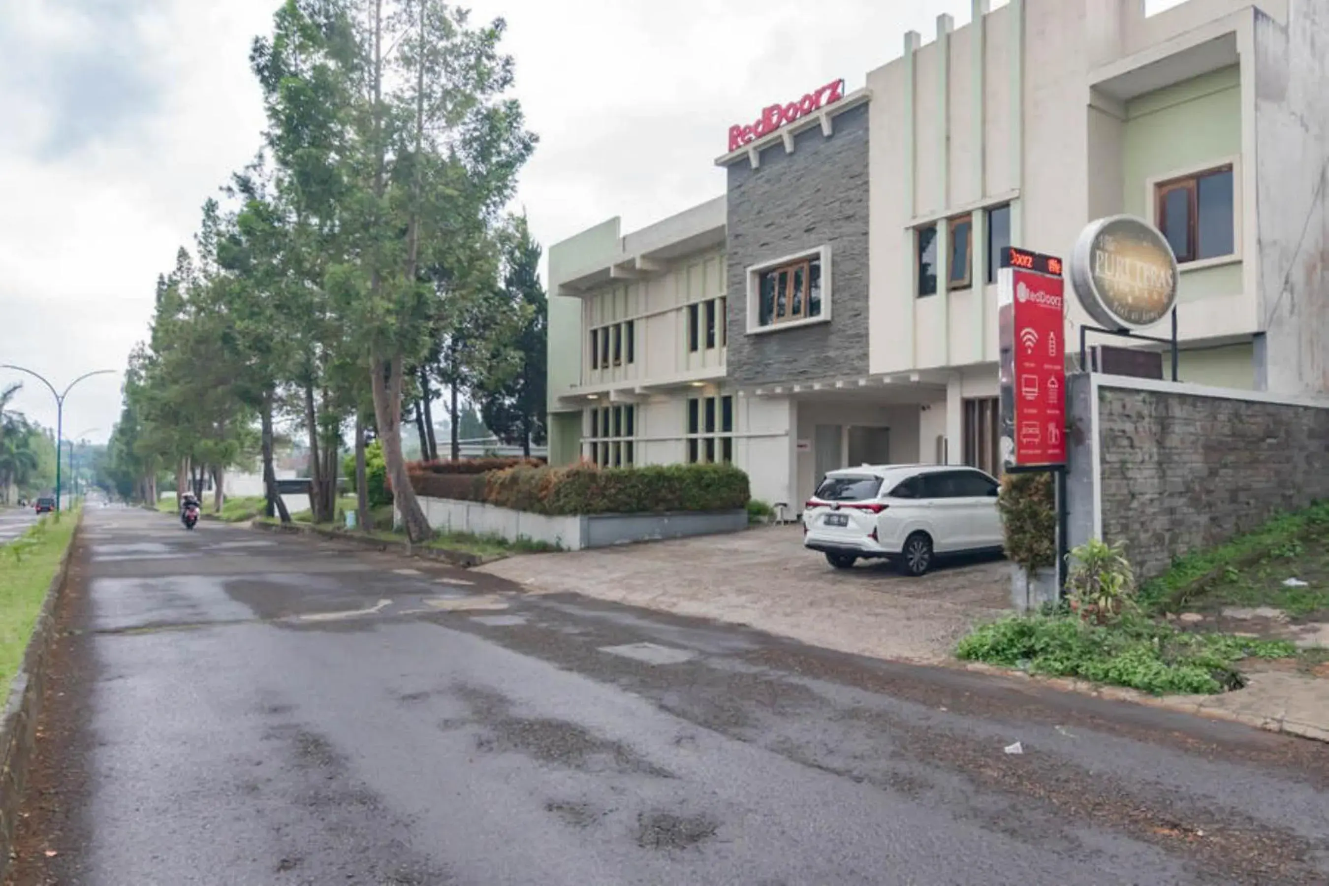 Property building in RedDoorz near Lembang Park & Zoo 2 Property building in RedDoorz near Lembang Park & Zoo 2