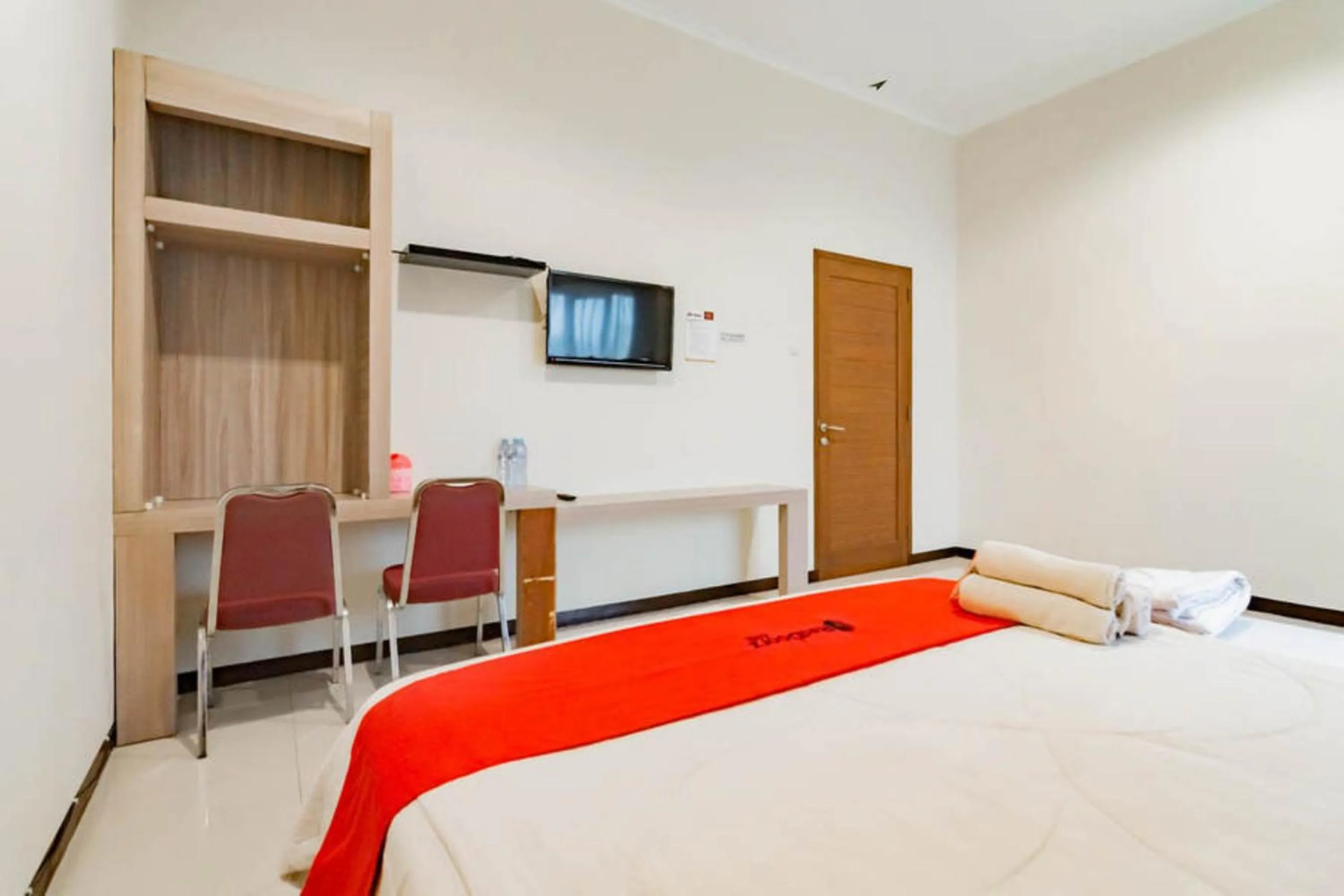 Bedroom, Bed in RedDoorz near Lembang Park & Zoo 2