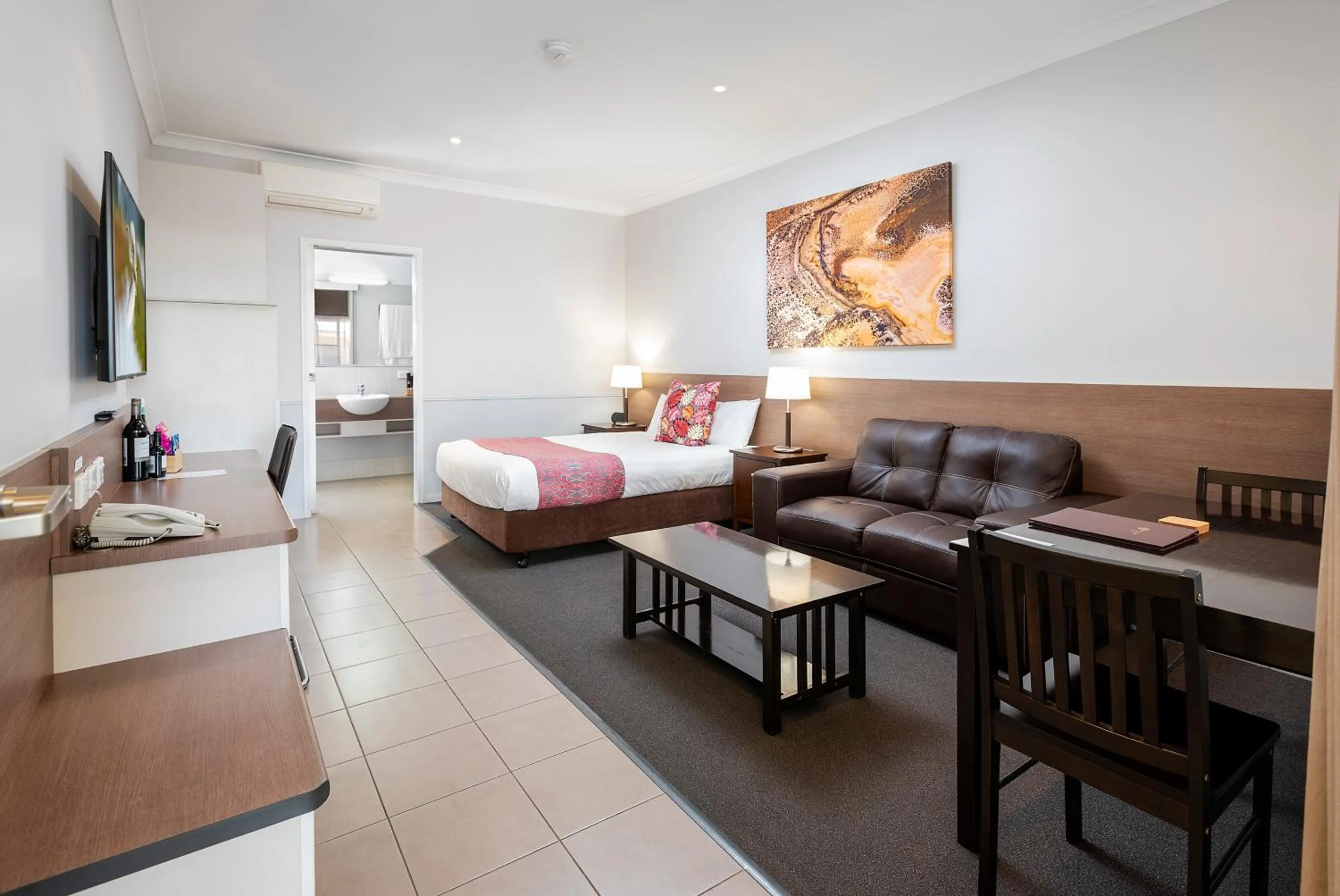 Photo of the whole room, Bed in Roma Inland Motor Inn