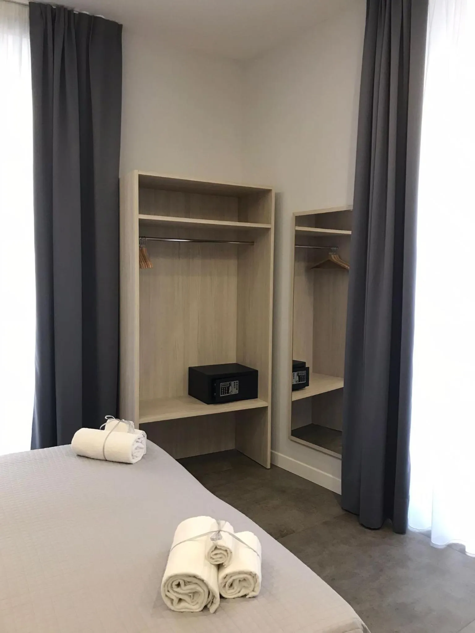 wardrobe, Bed in Schilizzi Hotel