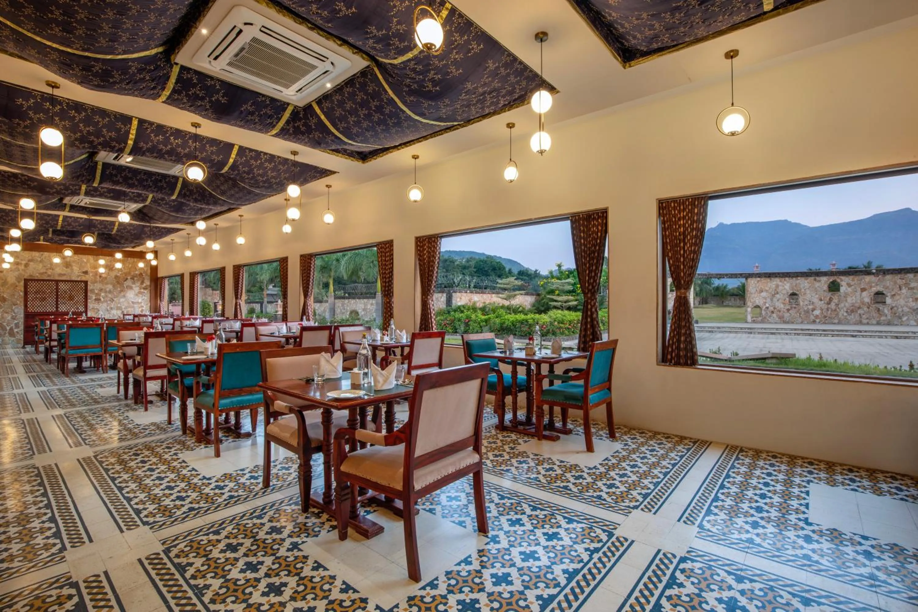 Restaurant/places to eat in Vikrama Heritage Resort Pavagadh